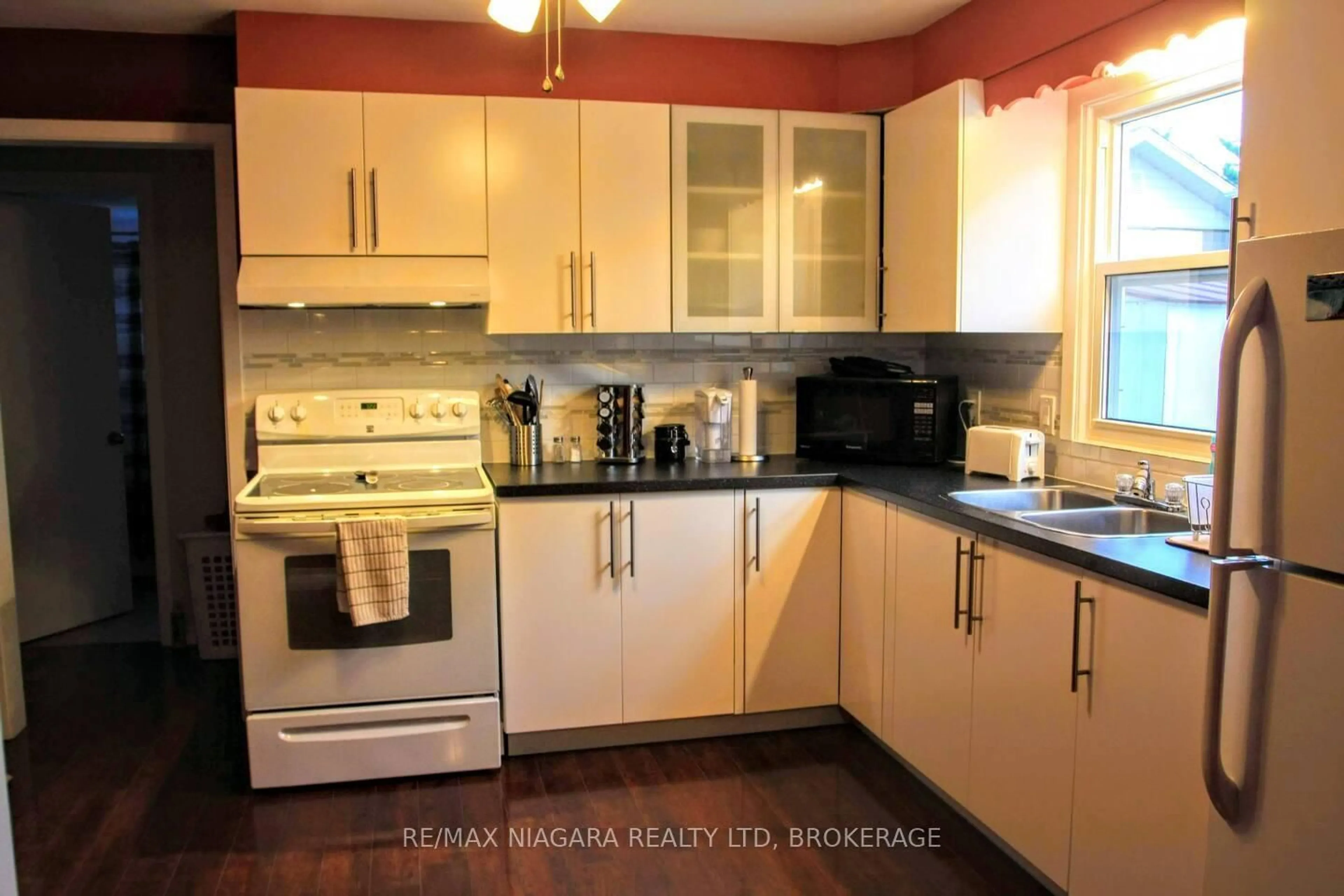 Standard kitchen, unknown for 5090 Mcglashan Cres, Niagara Falls Ontario L2E 3W9