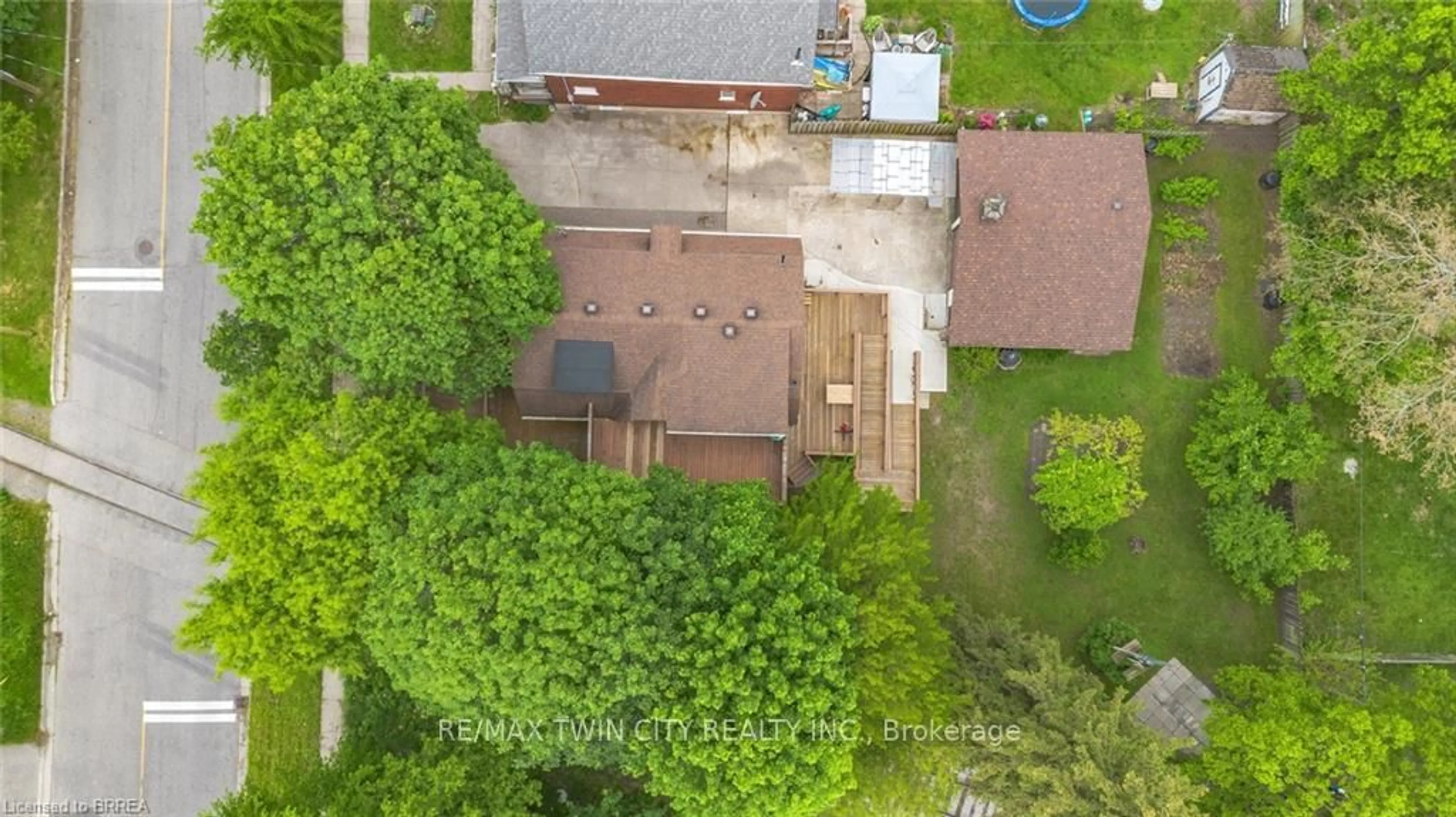 A pic from outside/outdoor area/front of a property/back of a property/a pic from drone, street for 109 Sheridan St, Brantford Ontario N3S 4P5