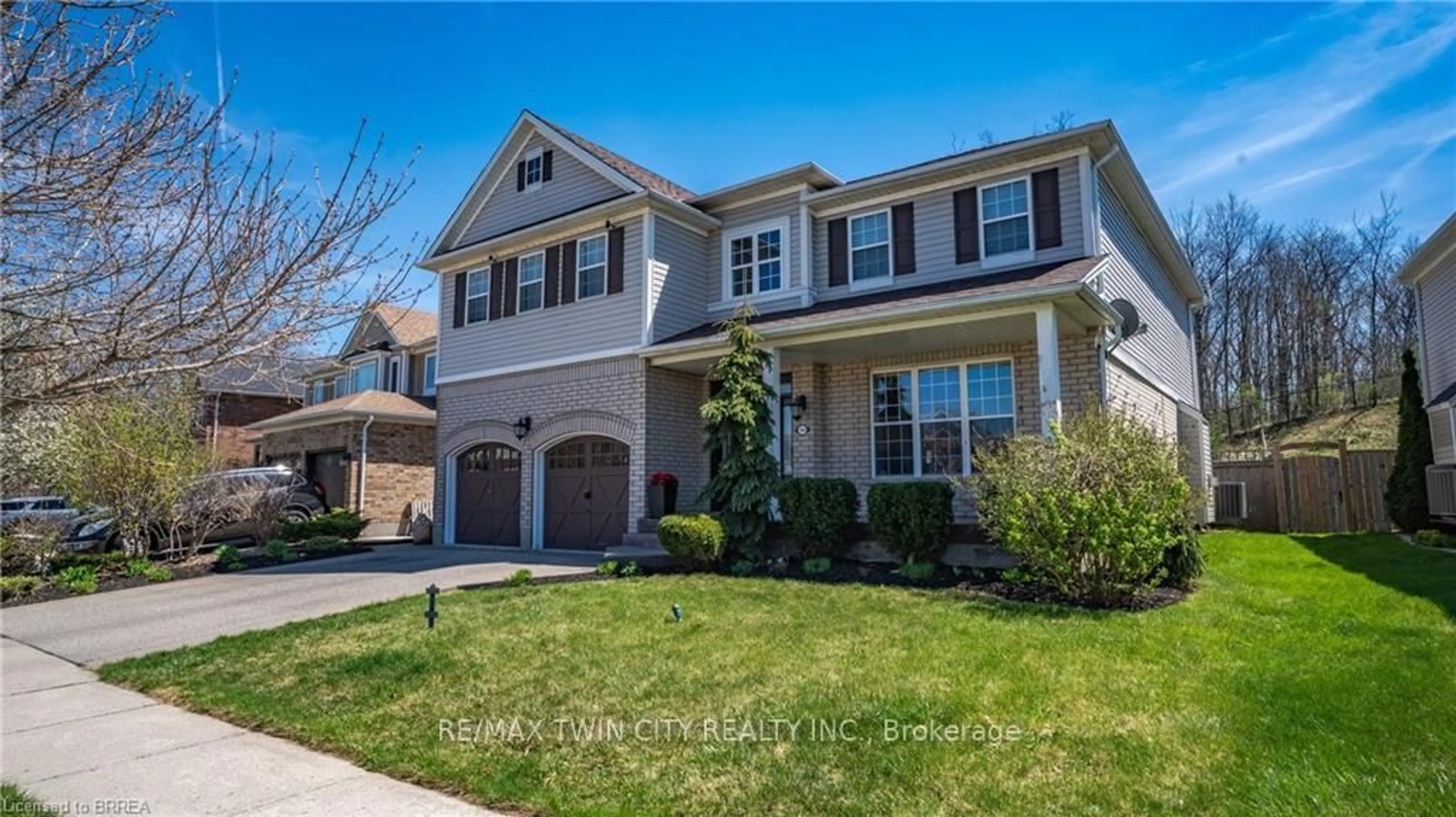Home with vinyl exterior material, street for 35 Hunter Way, Brantford Ontario N3T 6S3