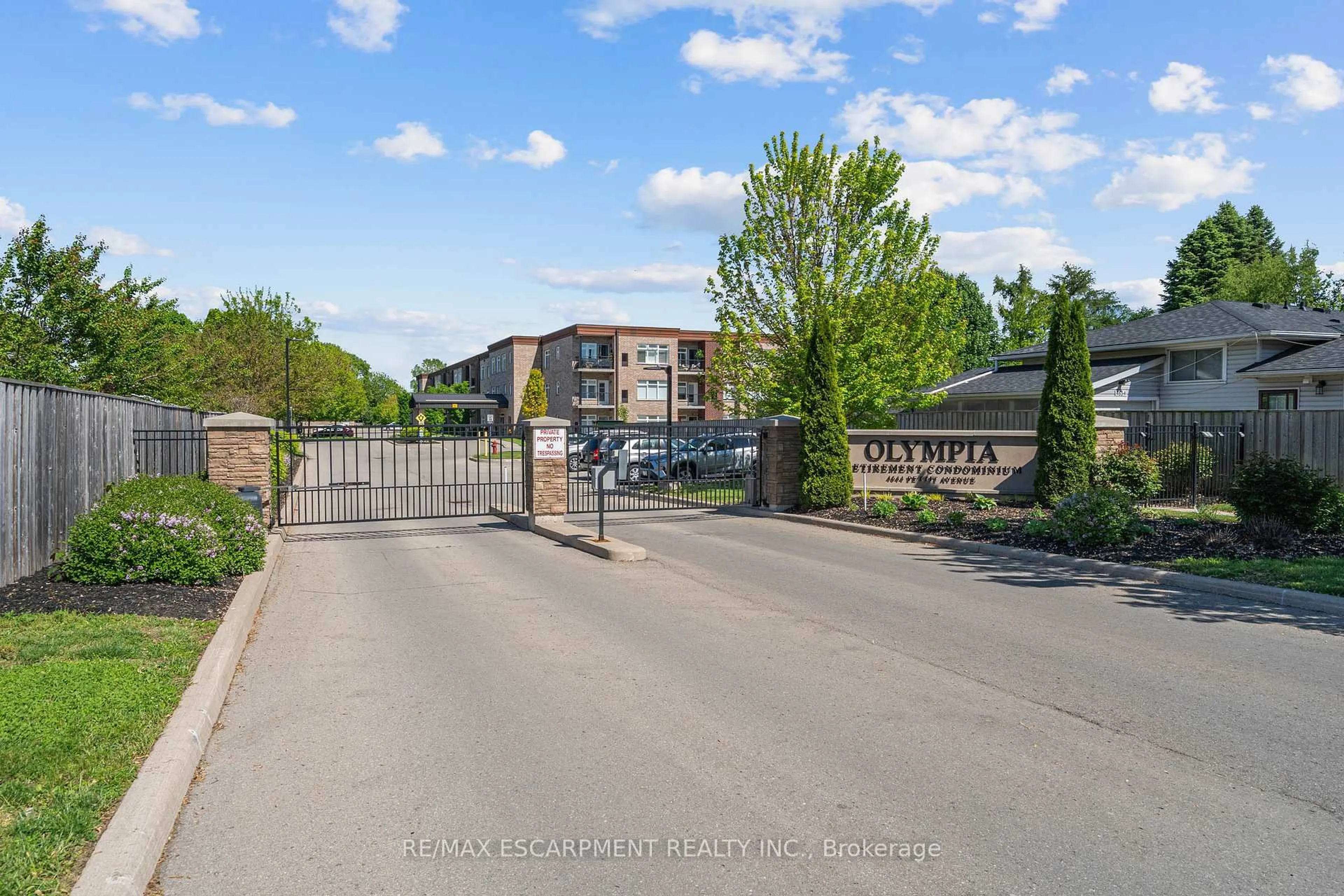 A pic from outside/outdoor area/front of a property/back of a property/a pic from drone, unknown for 4644 Pettit Ave #213, Niagara Falls Ontario L2E 0B4