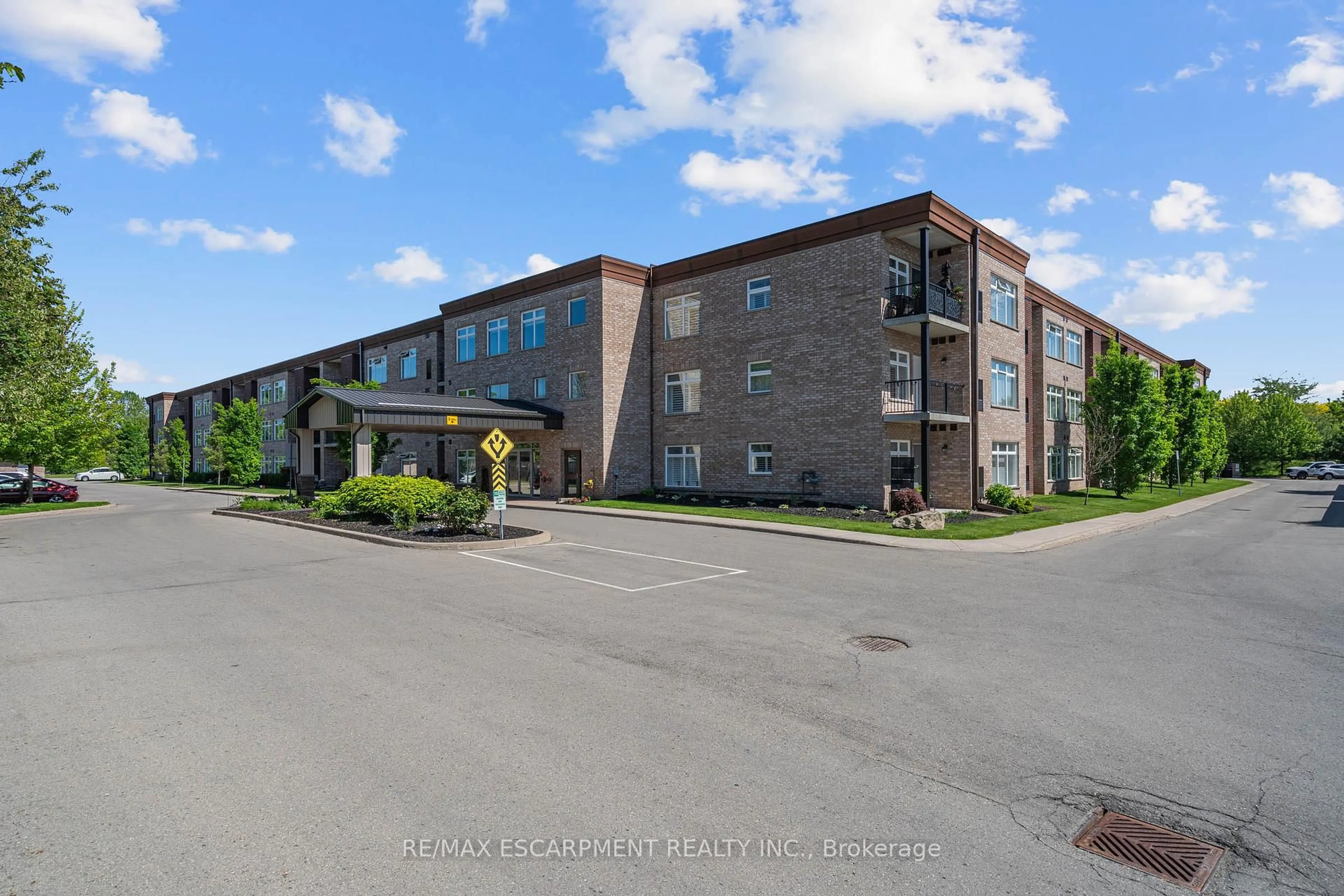 Patio, building for 4644 Pettit Ave #213, Niagara Falls Ontario L2E 0B4