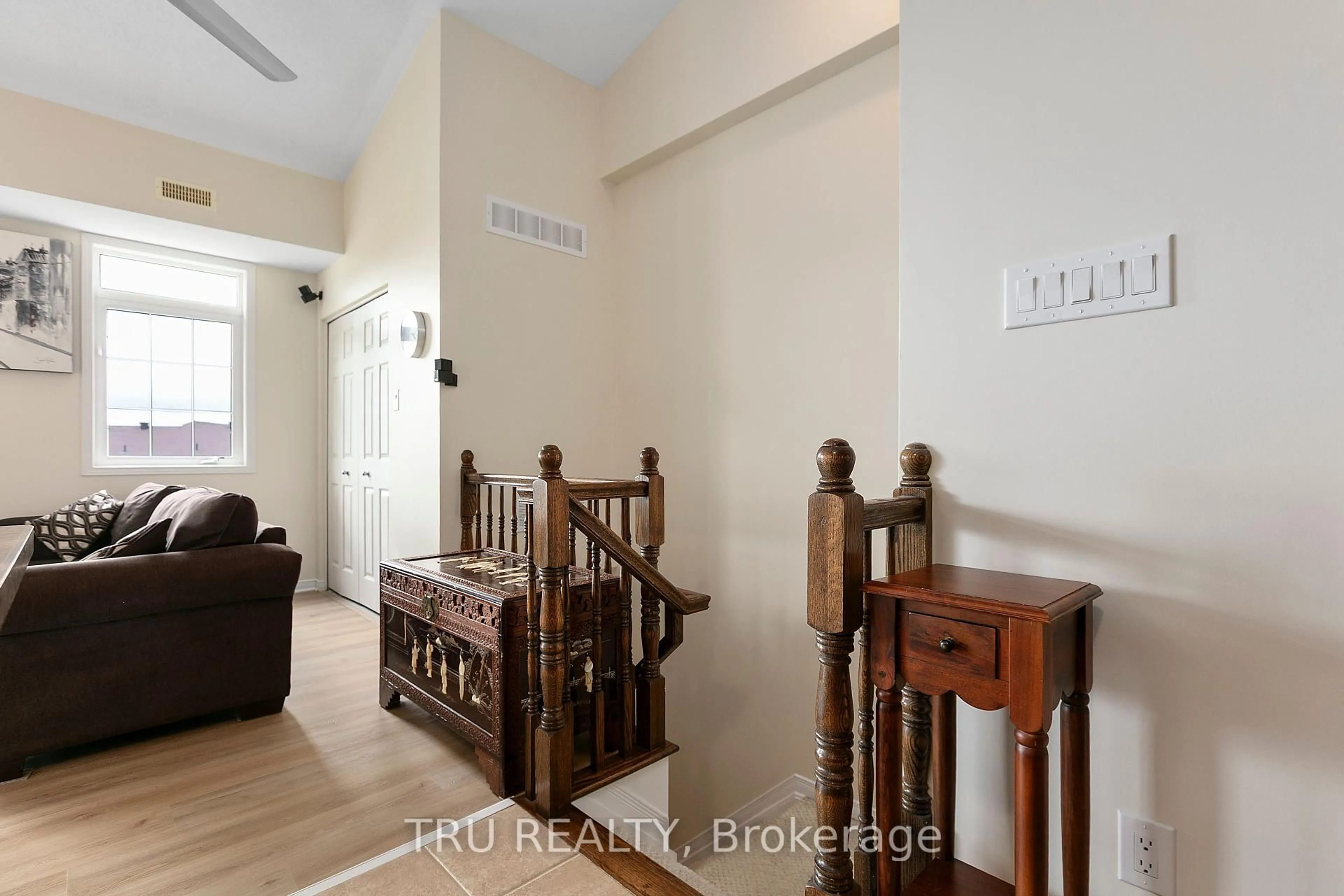 Indoor entryway for 107L Artesa Private, Ottawa Ontario K2S 0J8