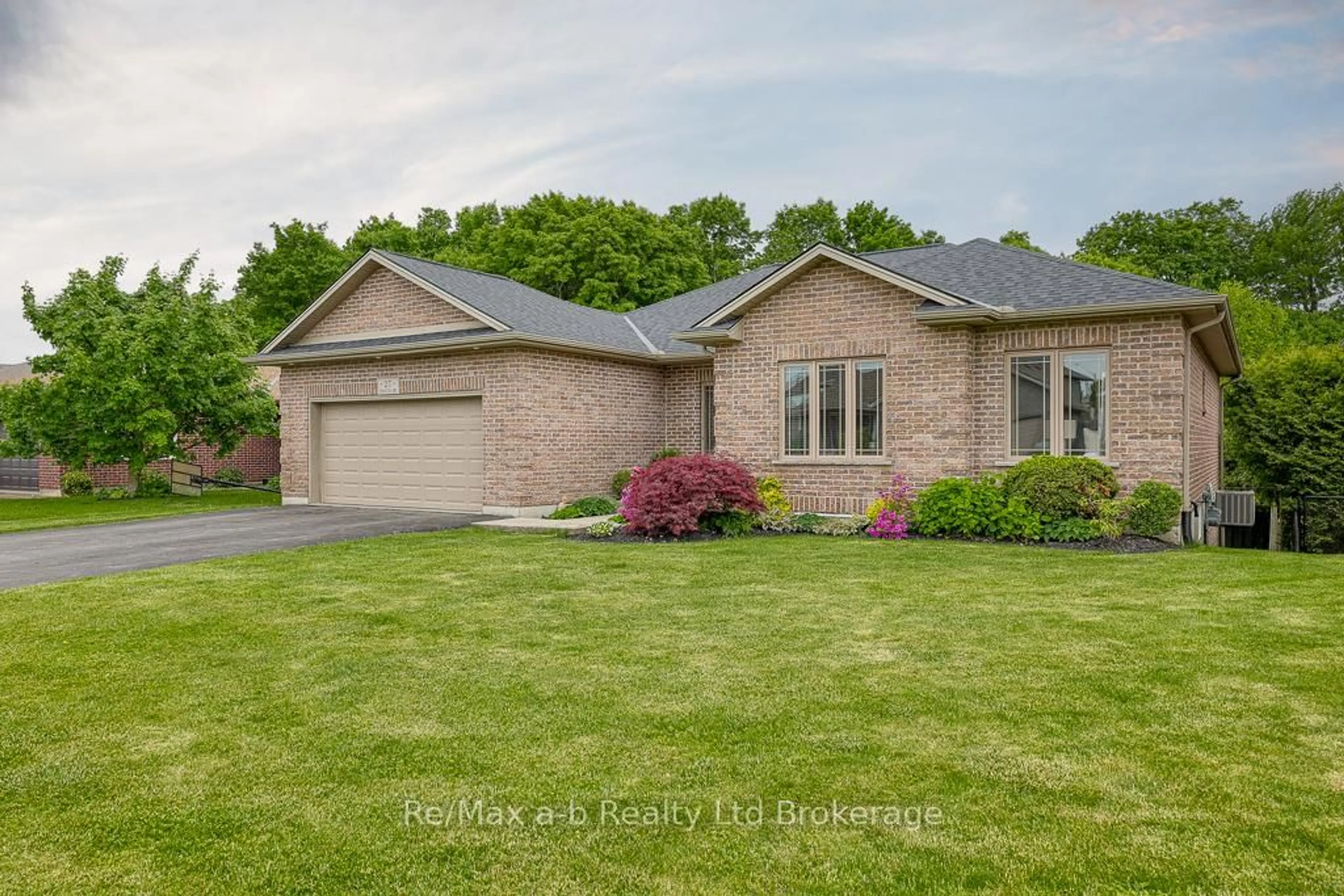 Home with brick exterior material, street for 27 Shelton Dr, Ingersoll Ontario N5C 4G9