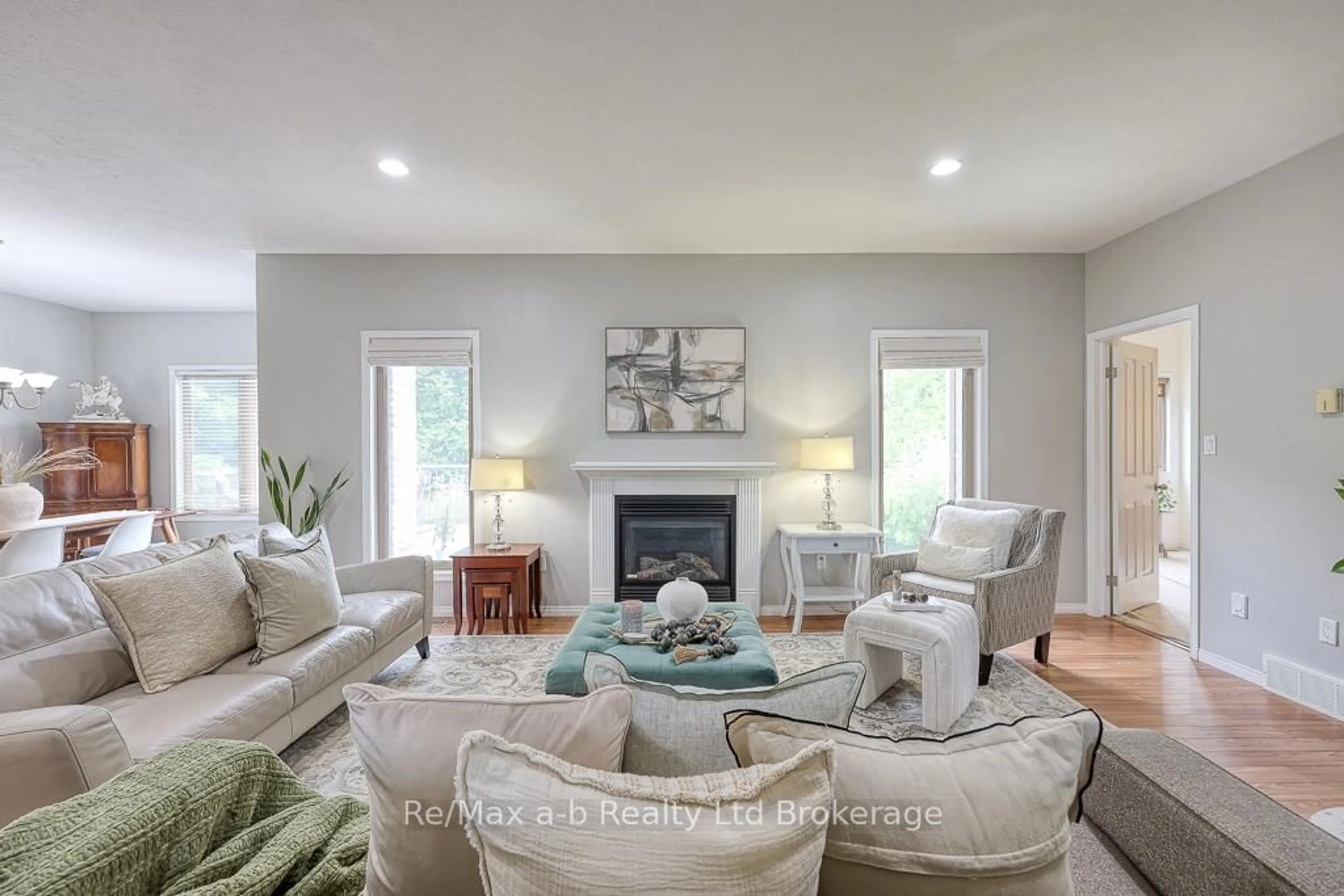 Living room with furniture, unknown for 27 Shelton Dr, Ingersoll Ontario N5C 4G9