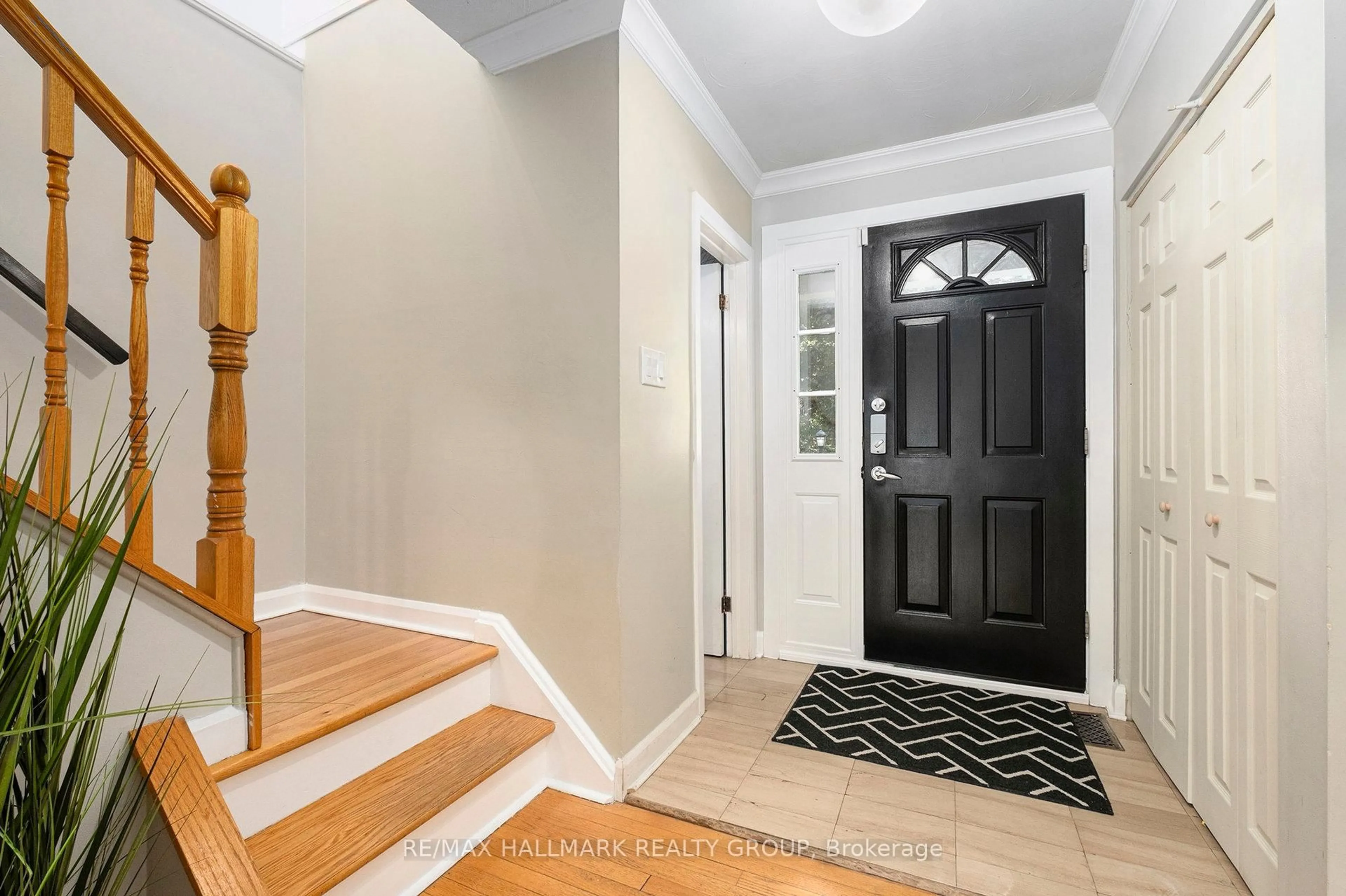 Indoor entryway for 955 Pinewood Cres, Ottawa Ontario K2B 5Y3