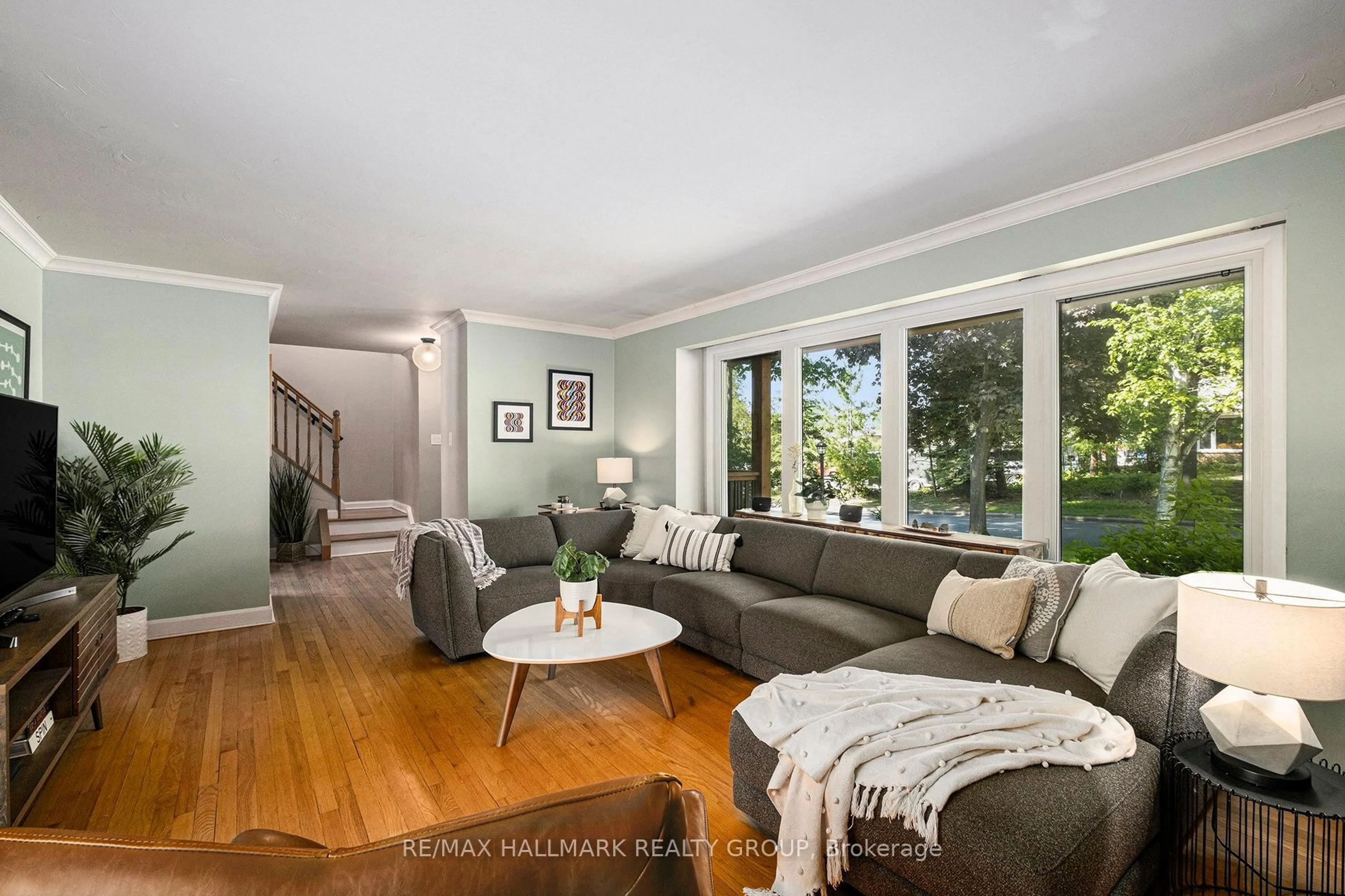 Living room with furniture, unknown for 955 Pinewood Cres, Ottawa Ontario K2B 5Y3