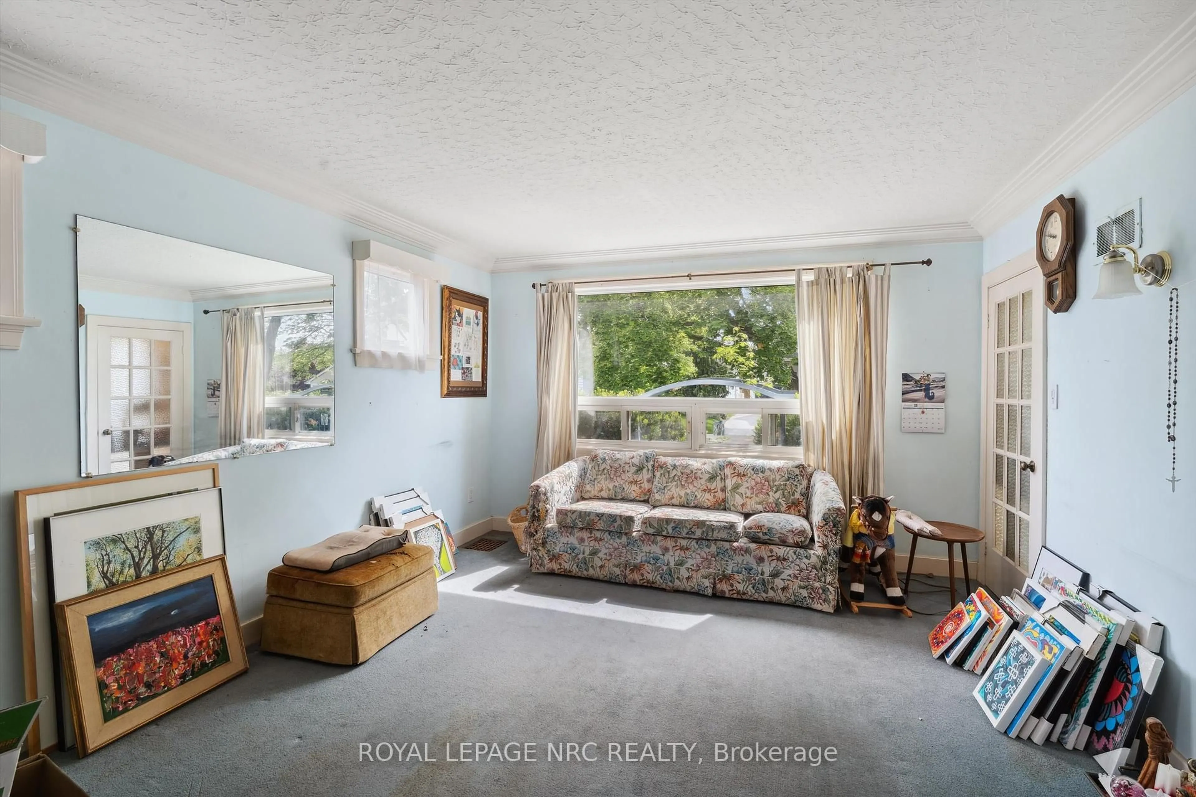 Living room with furniture, unknown for 160 Highland Ave, St. Catharines Ontario L2R 4J6