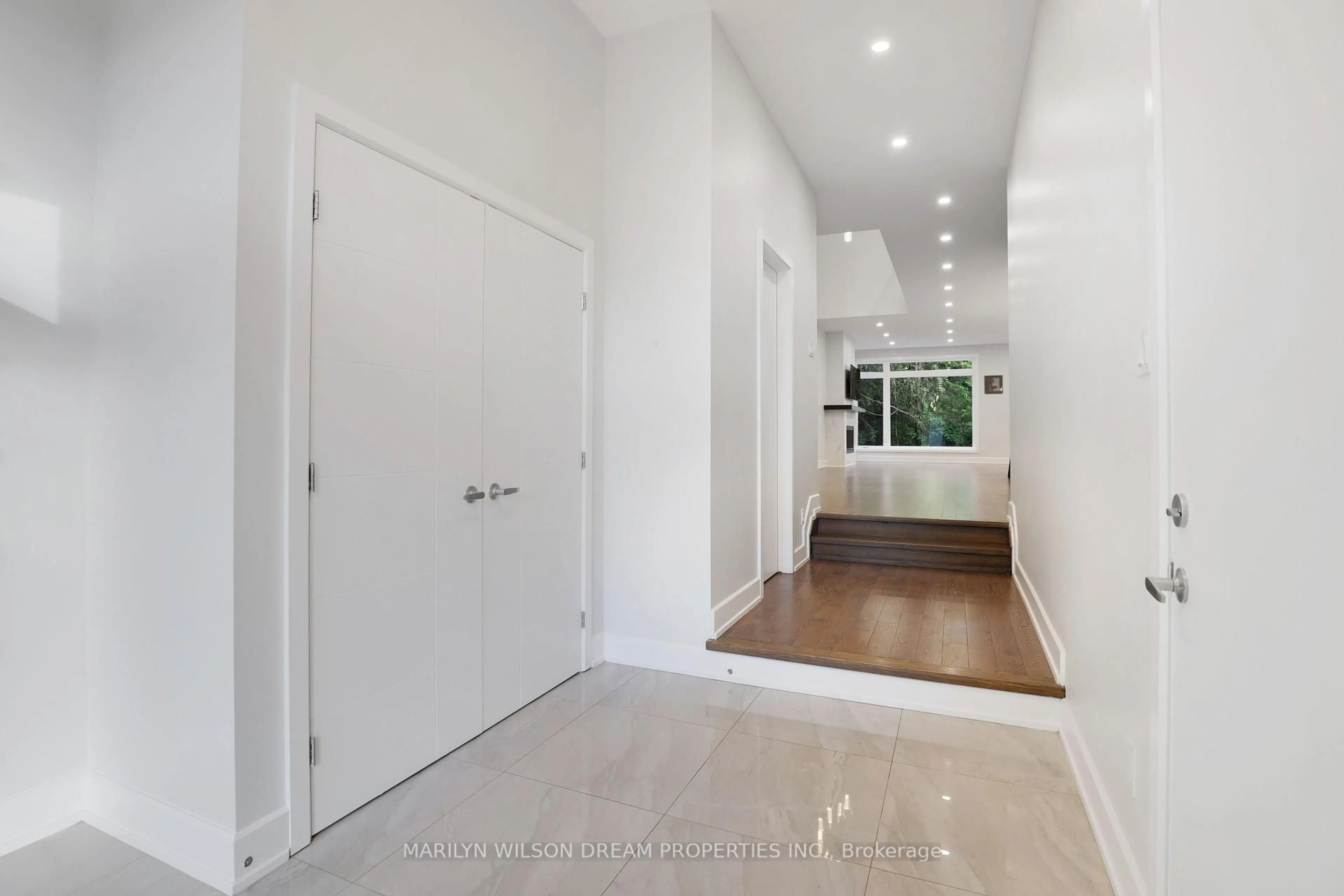 Indoor entryway for 38 Sunnymede Ave, Ottawa Ontario K1Y 2L3
