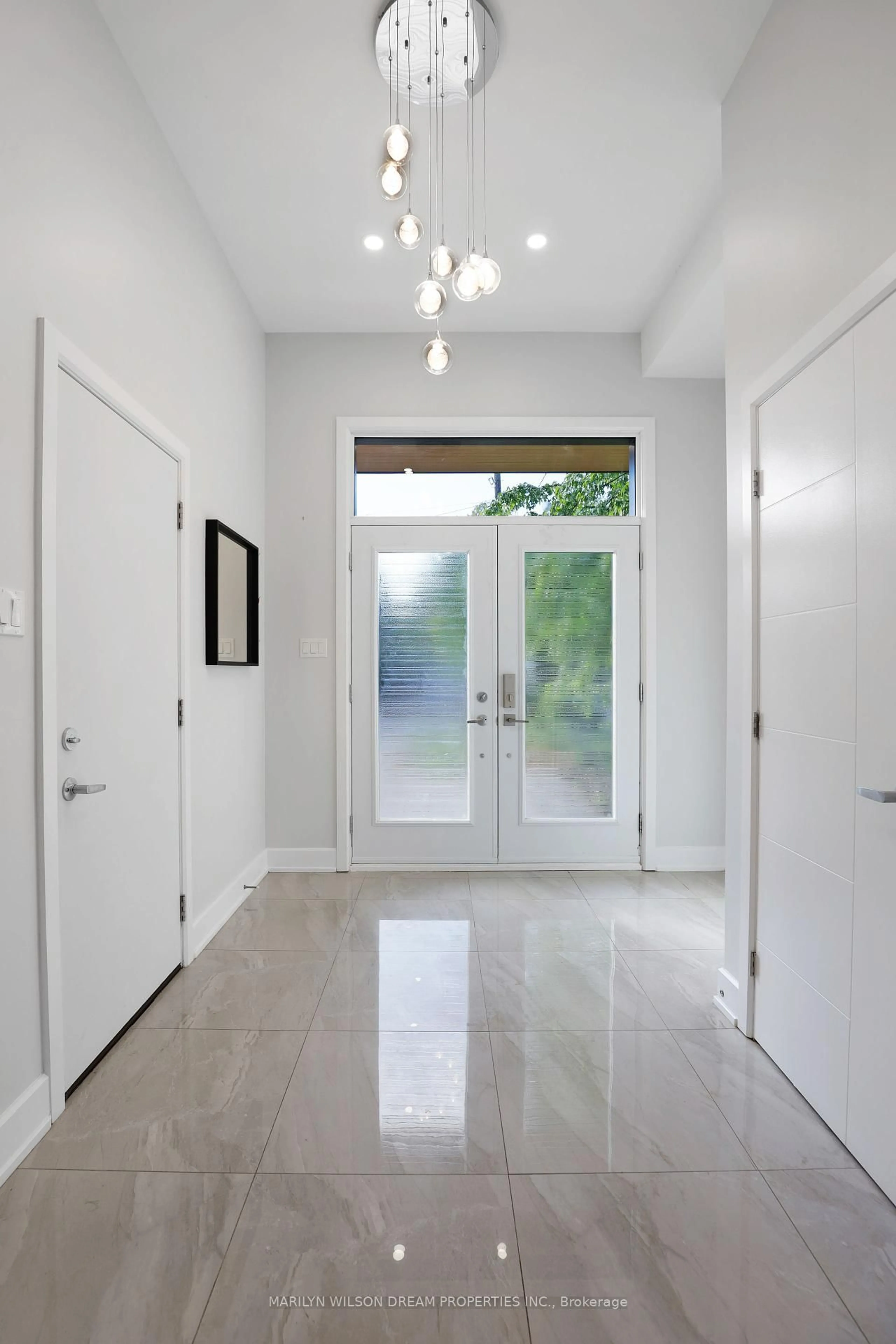 Indoor entryway for 38 Sunnymede Ave, Ottawa Ontario K1Y 2L3