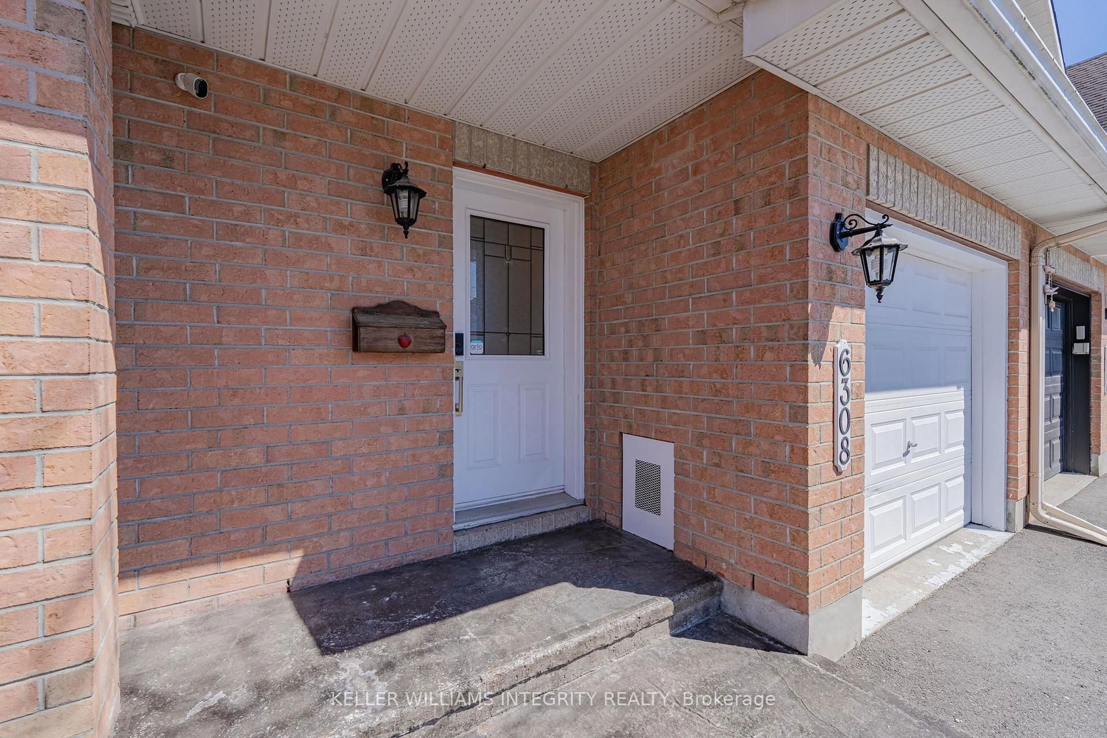 Indoor entryway for 6308 Sablewood Pl, Ottawa Ontario K1C 7M6