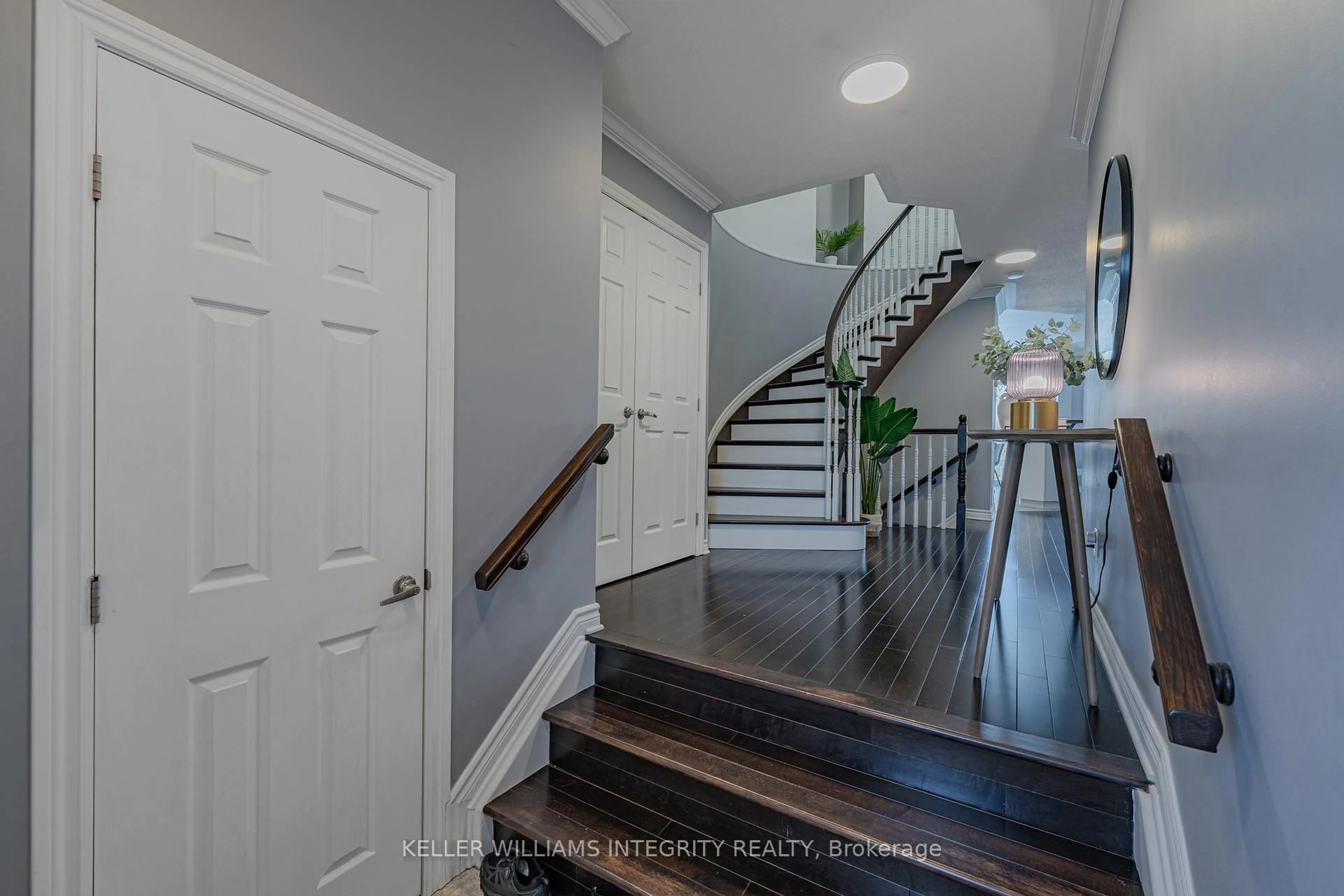 Indoor entryway for 6308 Sablewood Pl, Ottawa Ontario K1C 7M6