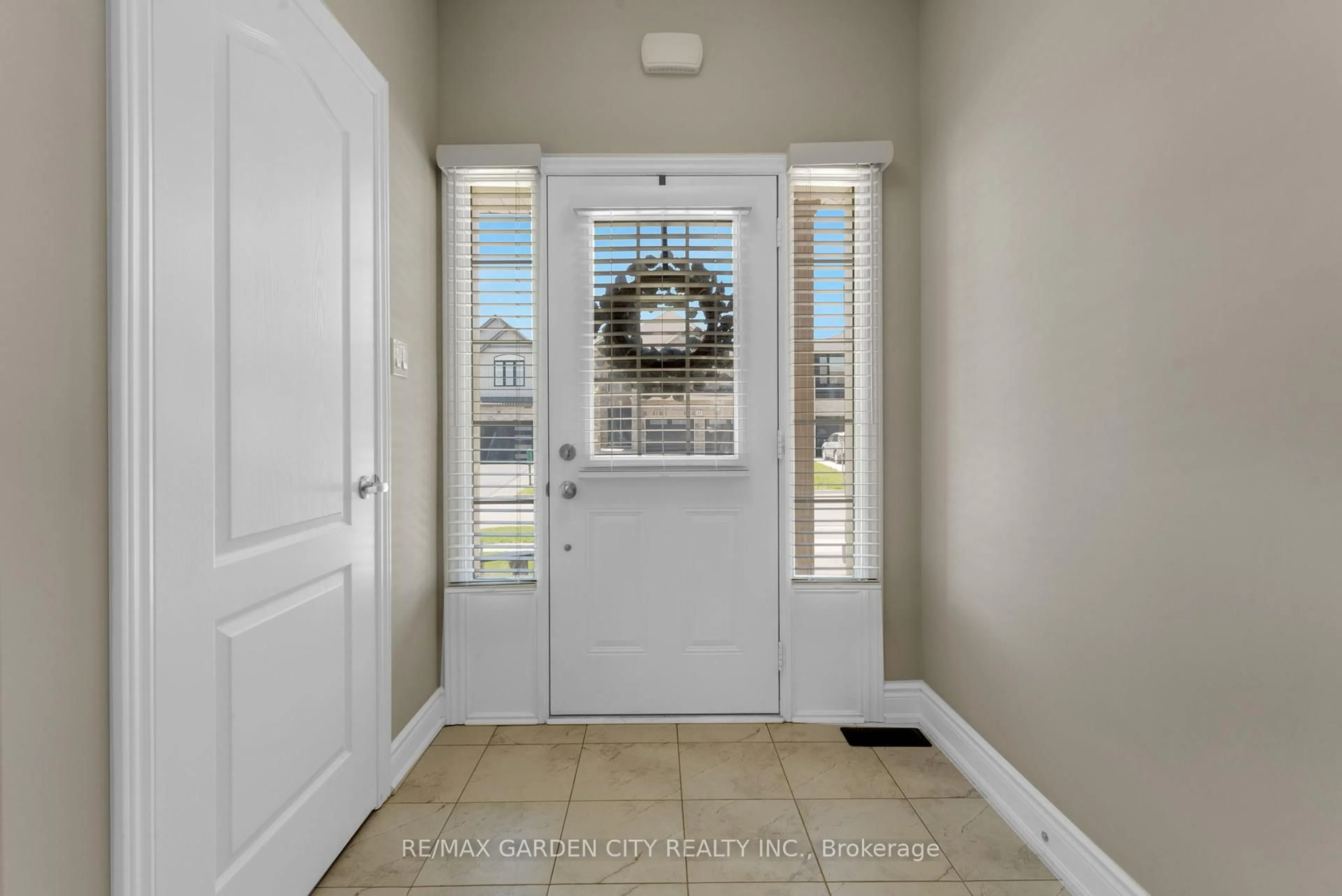 Indoor entryway for 72 Homestead Way, Thorold Ontario L2V 0H1