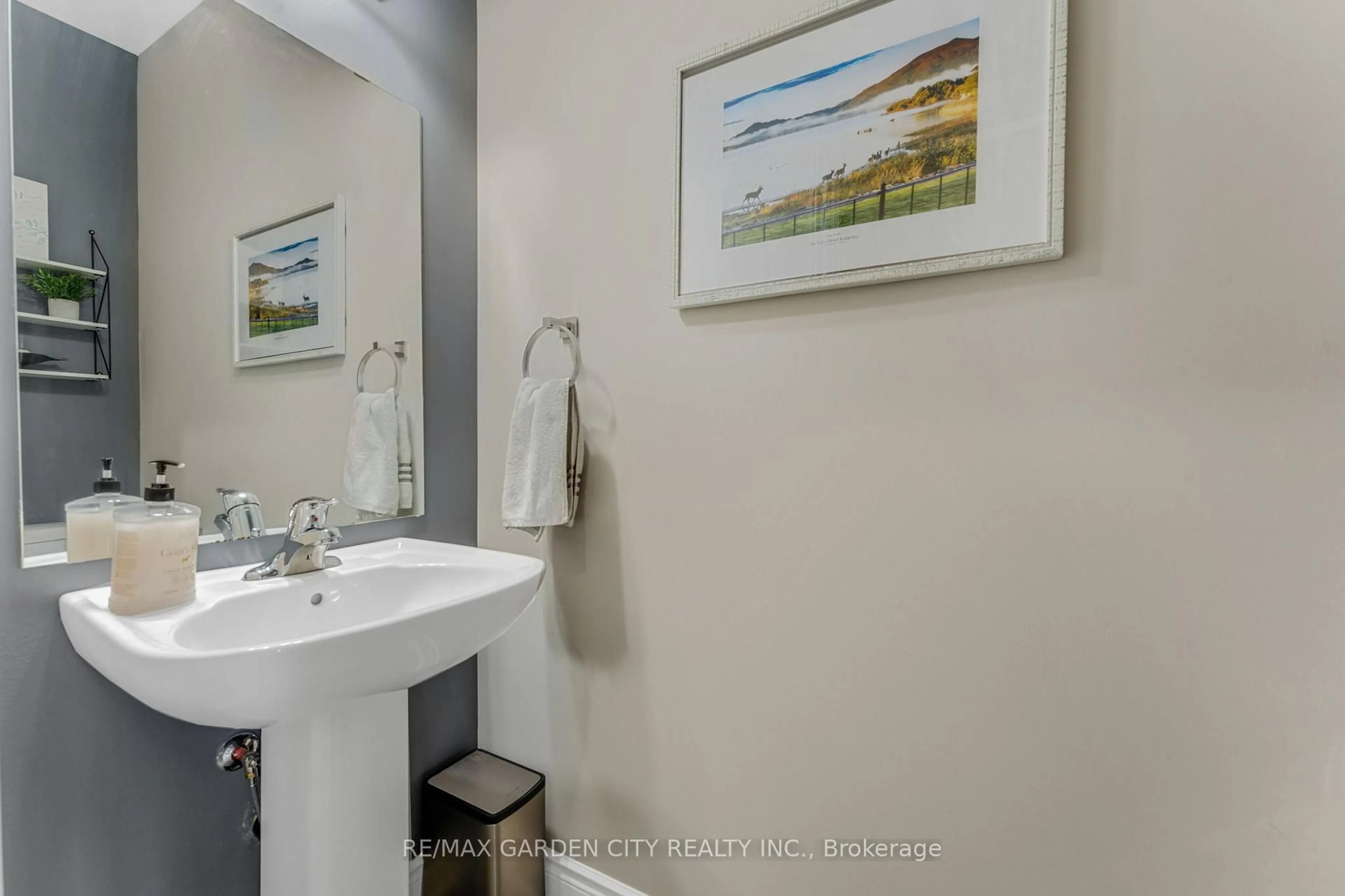 Standard bathroom, ceramic/tile floor for 72 Homestead Way, Thorold Ontario L2V 0H1
