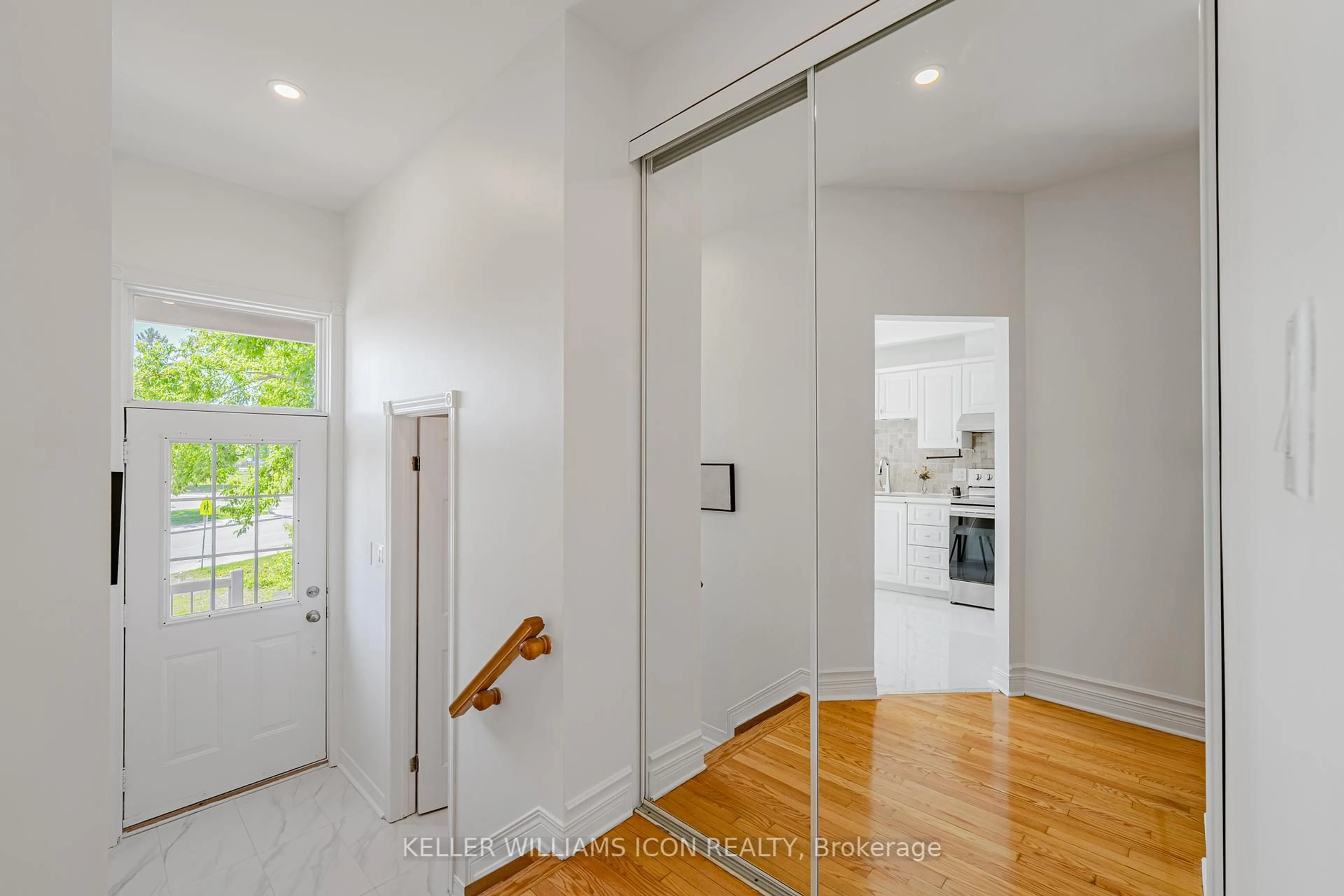 Indoor entryway for 1309 Meadowlands Dr, Ottawa Ontario K2E 7B3