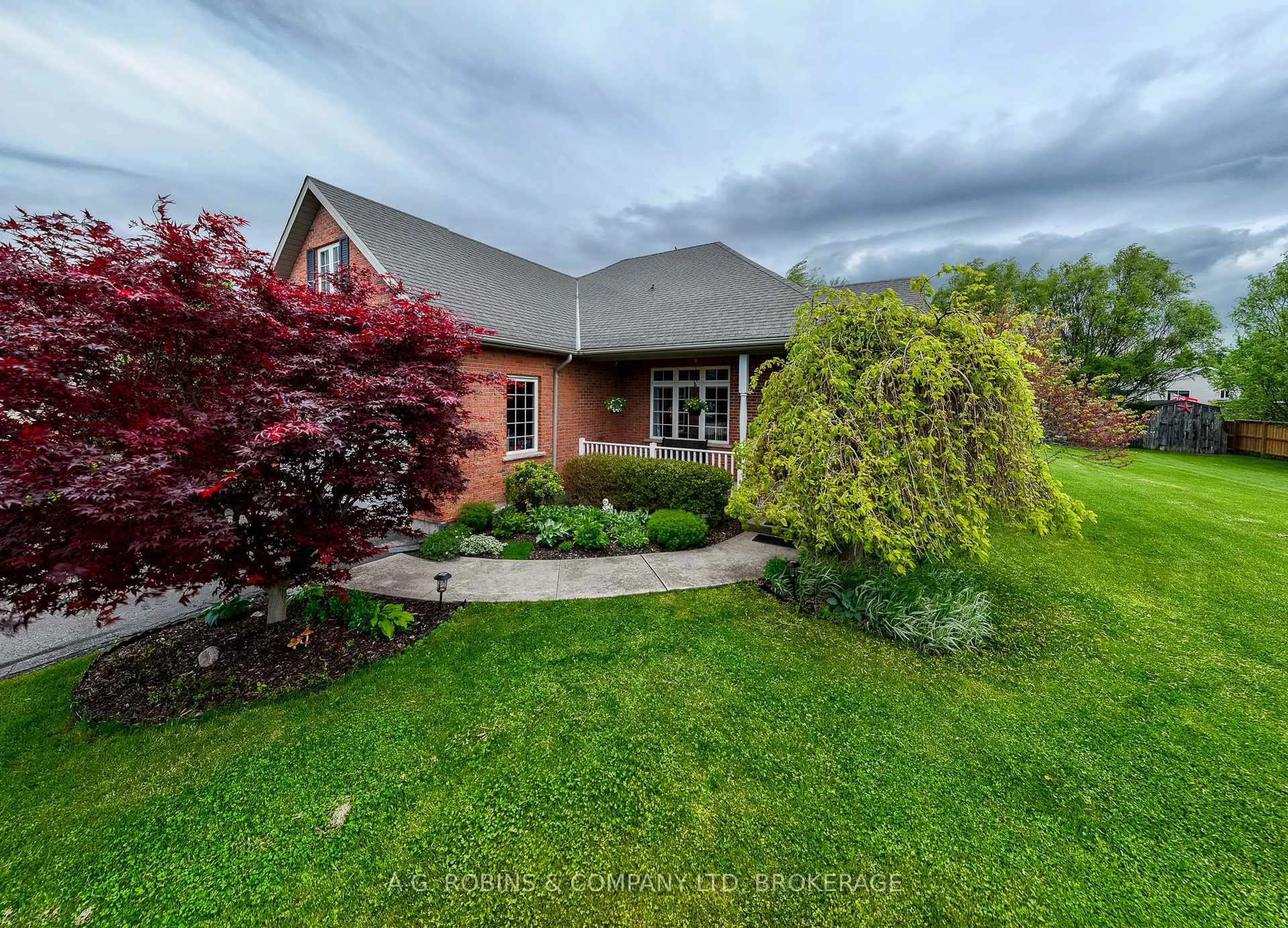 A pic from outside/outdoor area/front of a property/back of a property/a pic from drone, unknown for 3614 Carver St, Fort Erie Ontario L0S 1S0