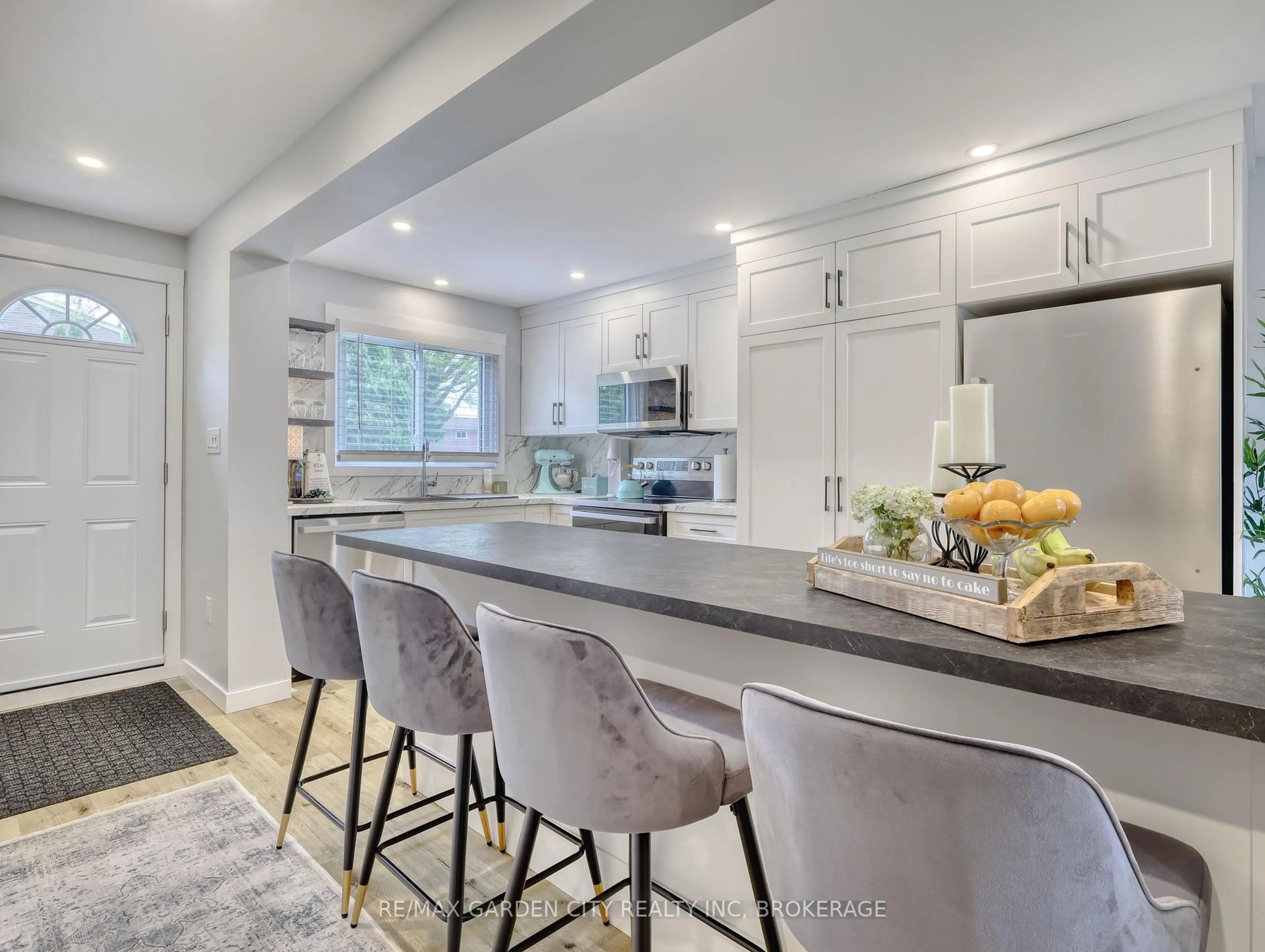 Open concept kitchen, ceramic/tile floor for 25 Linfield Dr #4, St. Catharines Ontario L2N 5T7