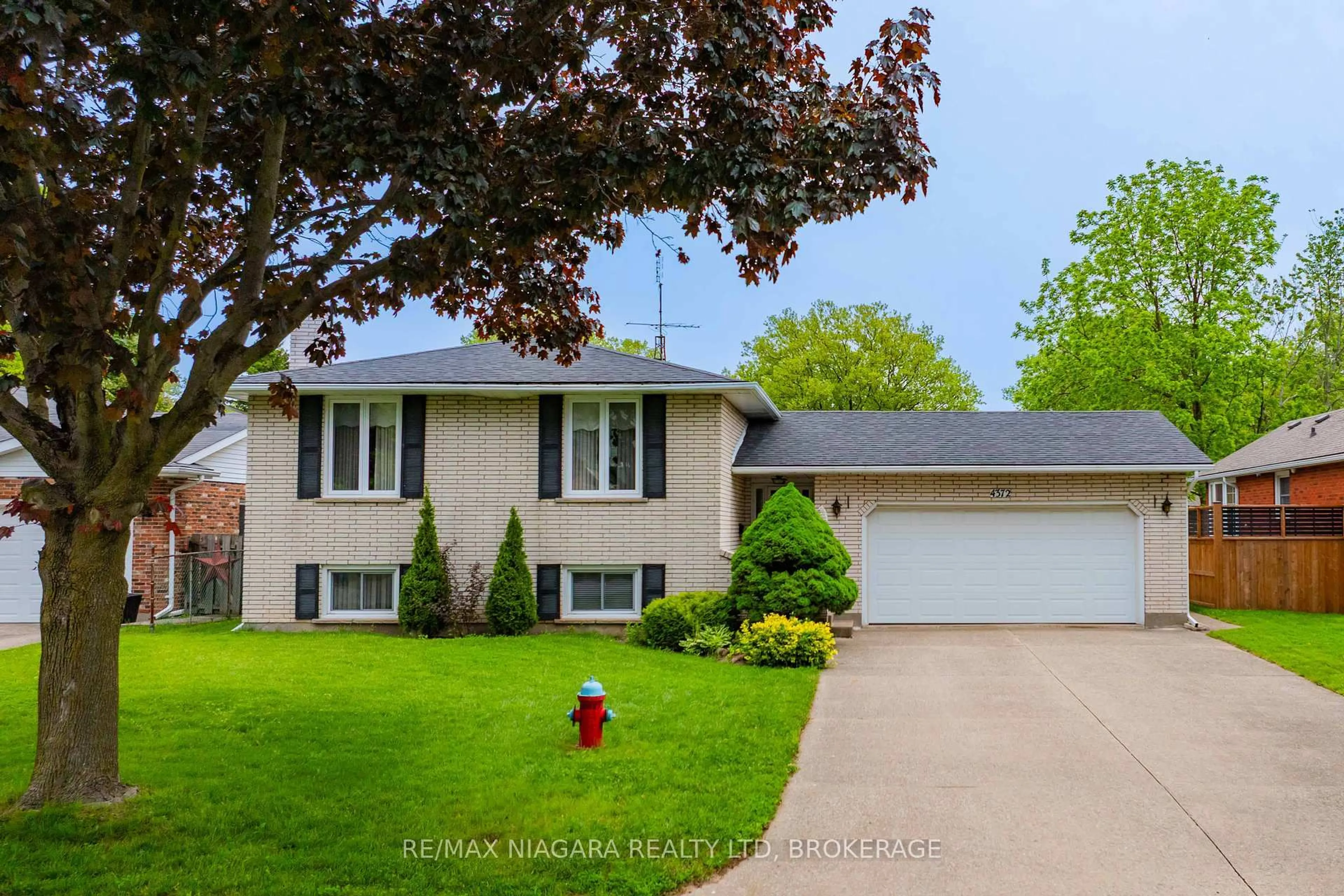 Home with vinyl exterior material, street for 4372 Latina Cres, Niagara Falls Ontario L2E 7C3
