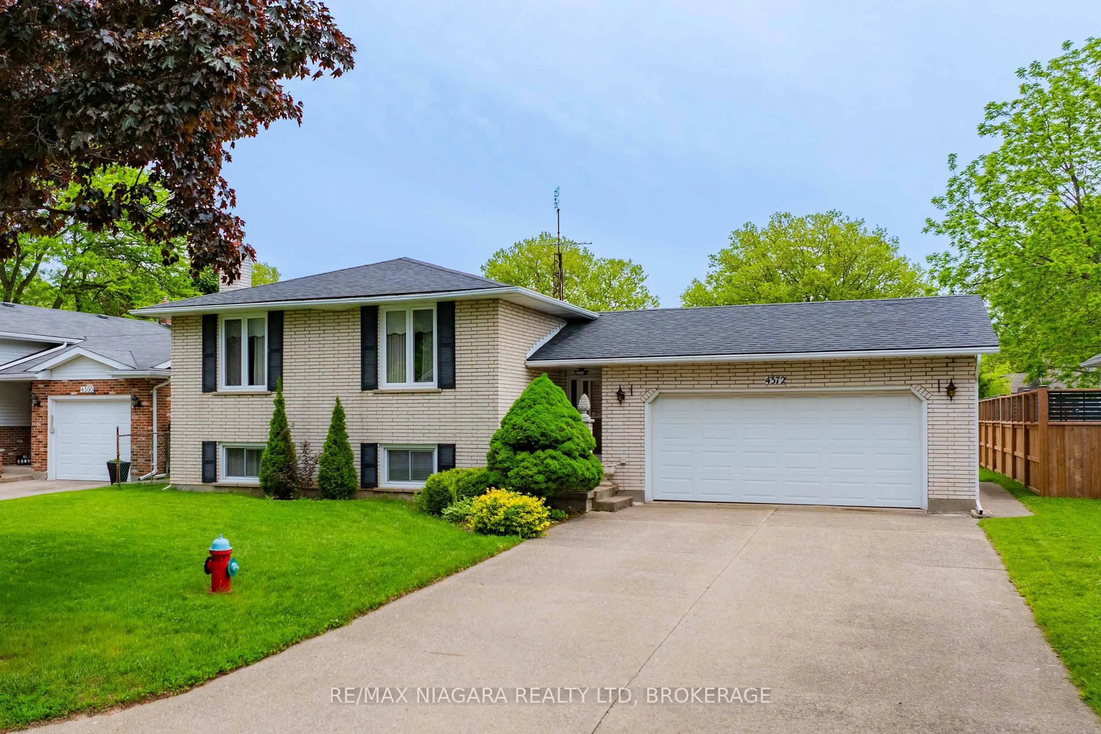 Home with vinyl exterior material, street for 4372 Latina Cres, Niagara Falls Ontario L2E 7C3