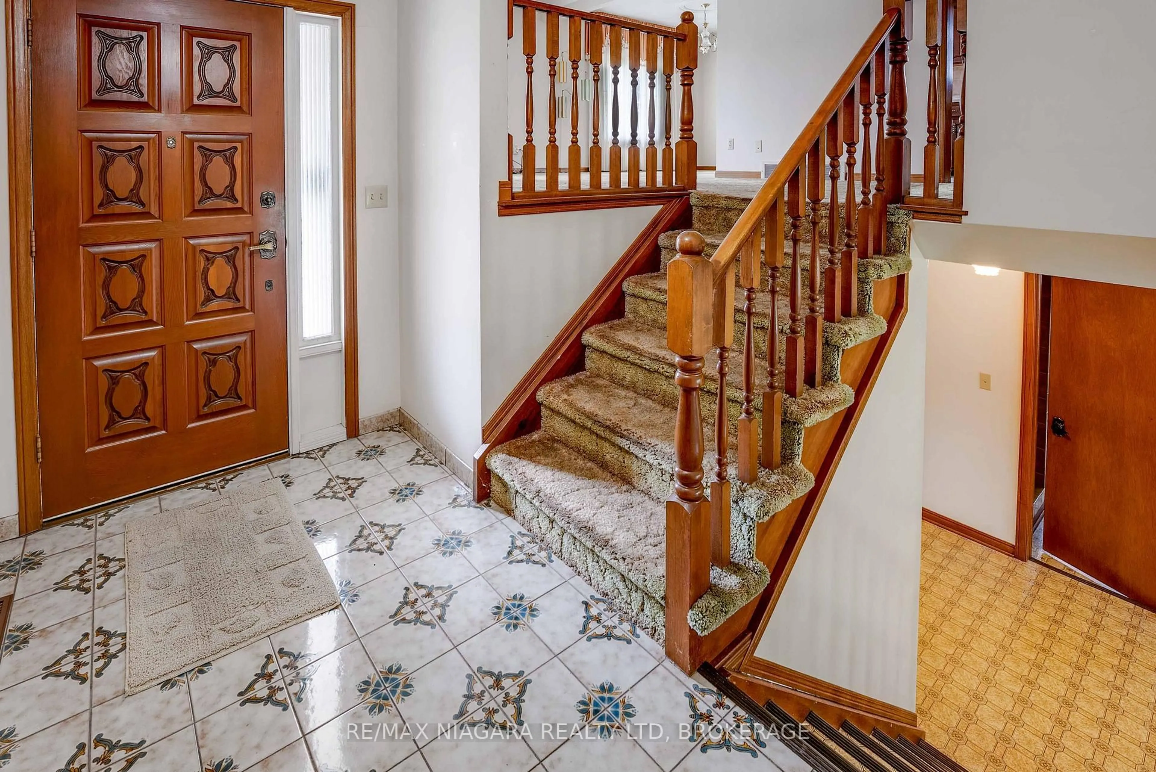 Indoor foyer for 4372 Latina Cres, Niagara Falls Ontario L2E 7C3