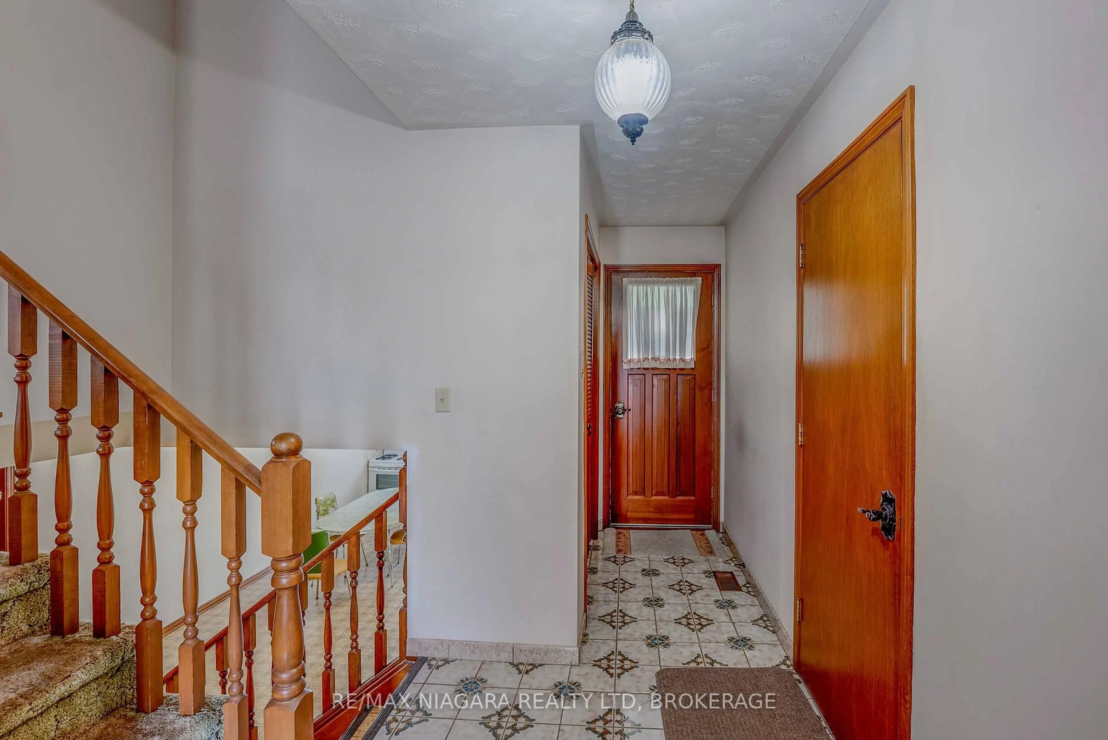 Indoor foyer for 4372 Latina Cres, Niagara Falls Ontario L2E 7C3