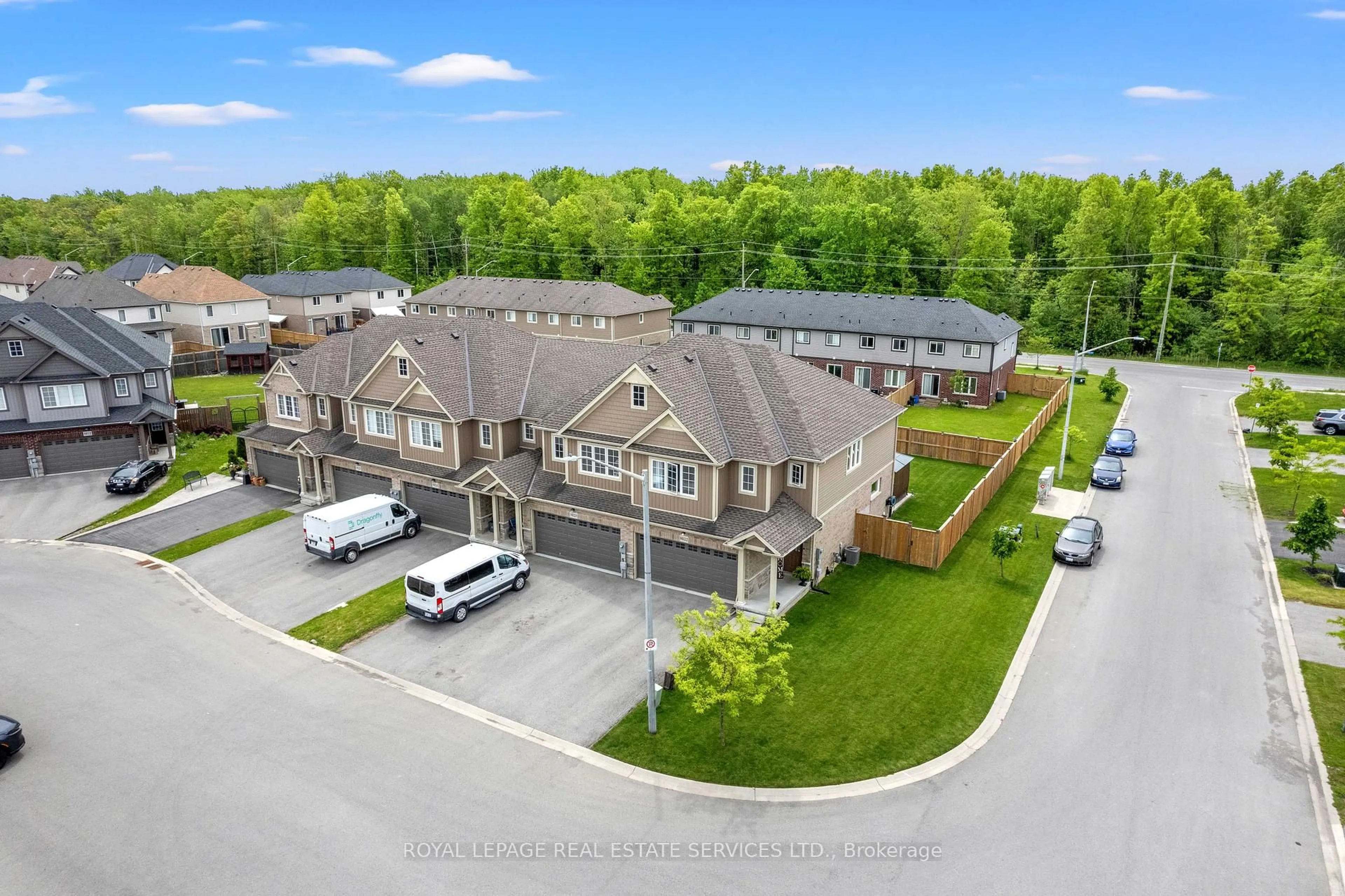 A pic from outside/outdoor area/front of a property/back of a property/a pic from drone, mountain view for 8032 COLE Crt, Niagara Falls Ontario L2G 0H8