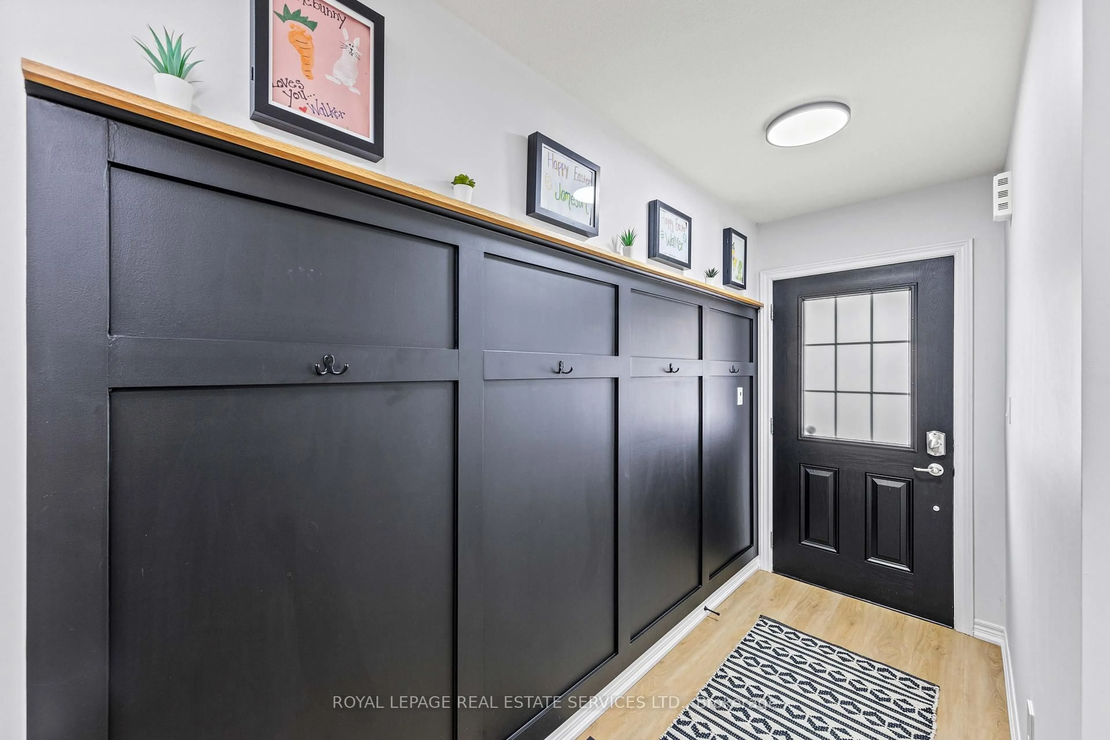 Indoor entryway for 8032 Cole Crt, Niagara Falls Ontario L2G 0H8