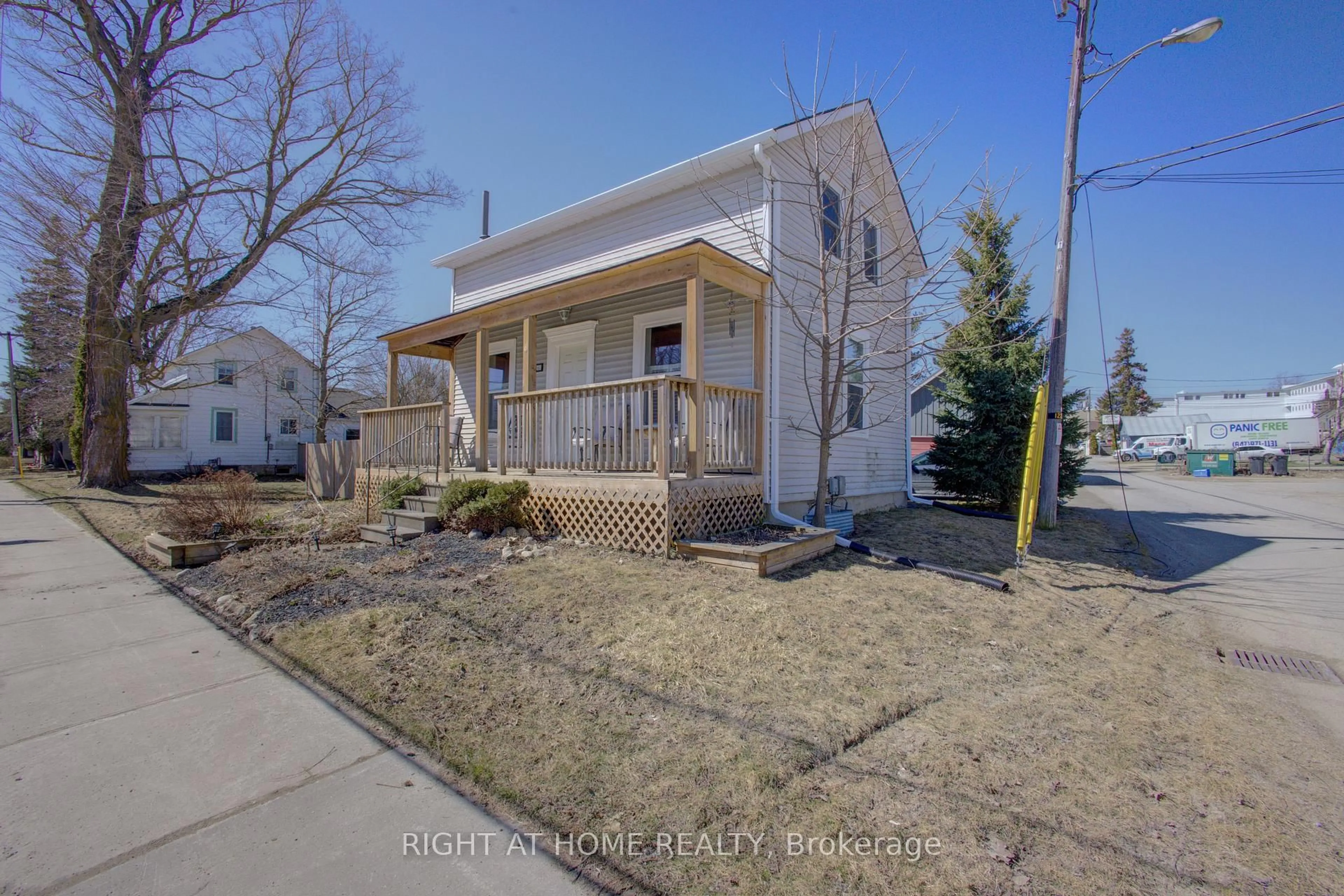 A pic from outside/outdoor area/front of a property/back of a property/a pic from drone, street for 160 Victoria St, Shelburne Ontario L9V 2Y1