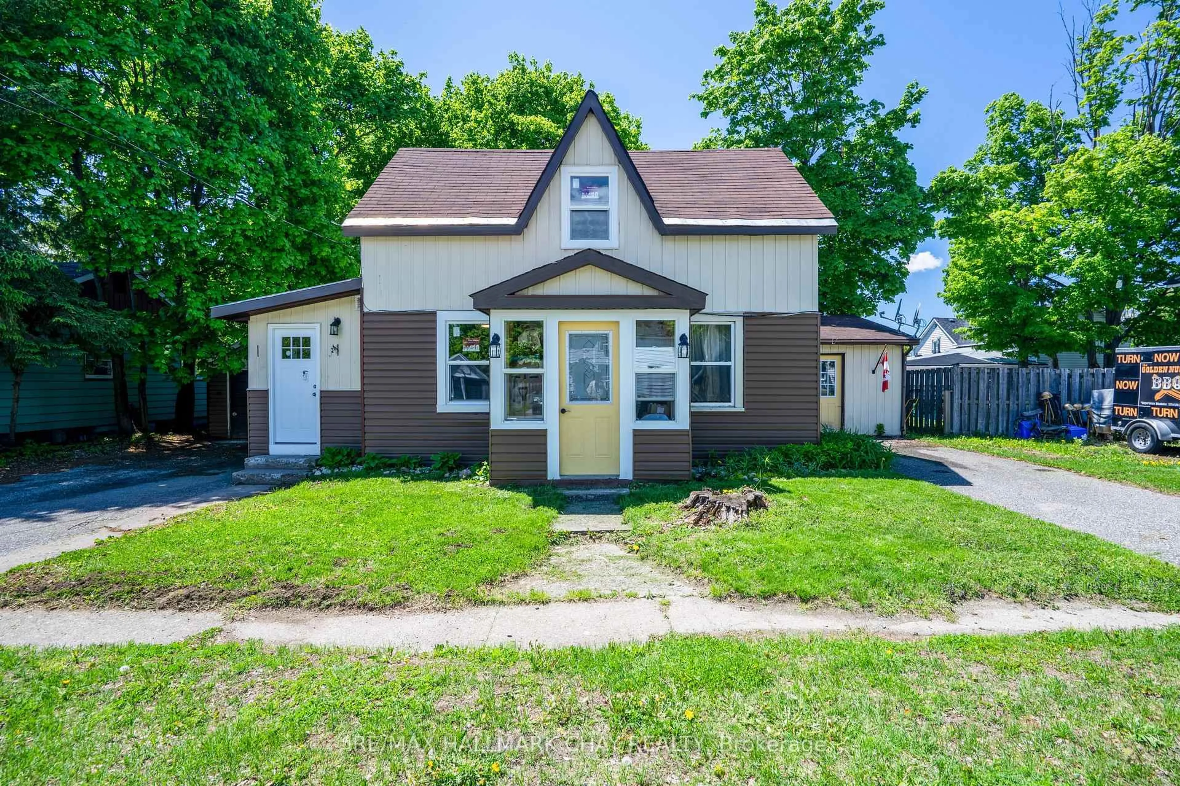 Home with vinyl exterior material, street for 635 First St, Gravenhurst Ontario P1P 1K1