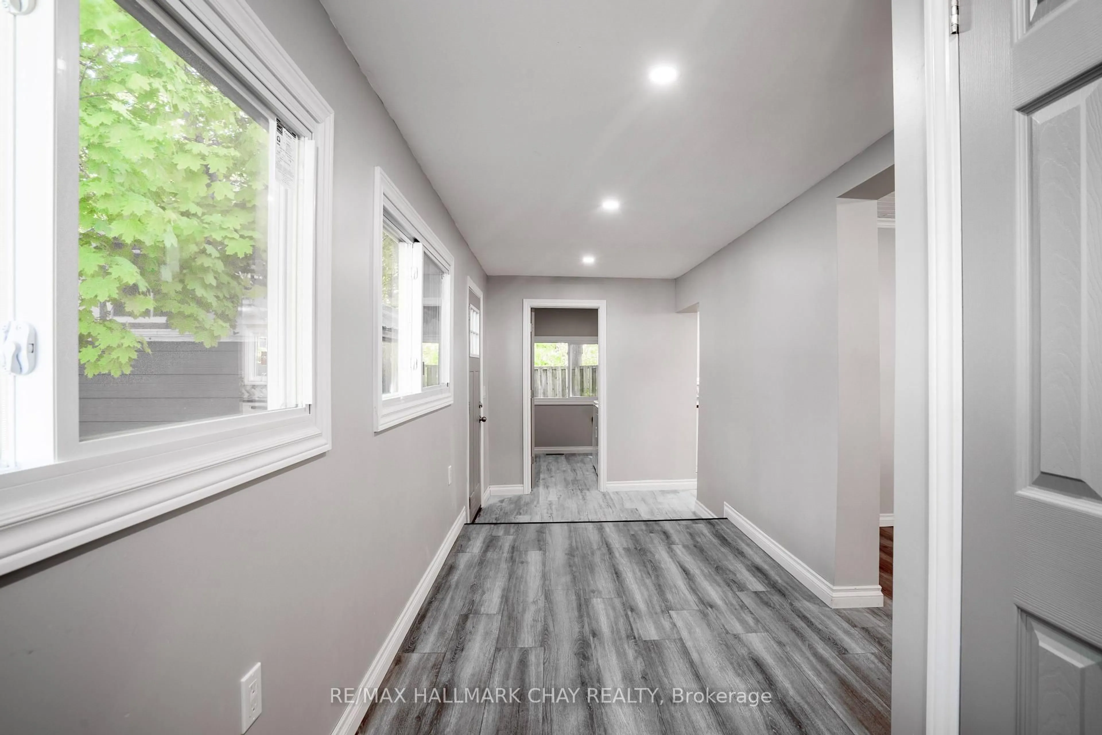 Indoor entryway for 635 First St, Gravenhurst Ontario P1P 1K1