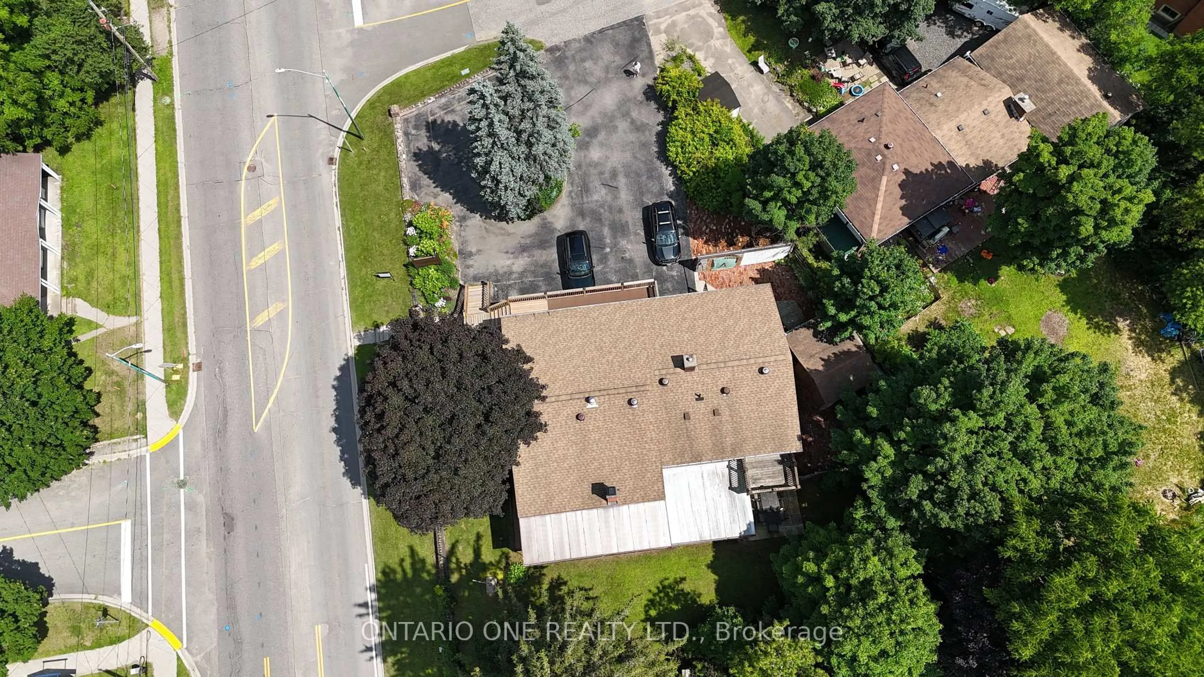 A pic from outside/outdoor area/front of a property/back of a property/a pic from drone, street for 811 BAY St, Gravenhurst Ontario P1P 1G7