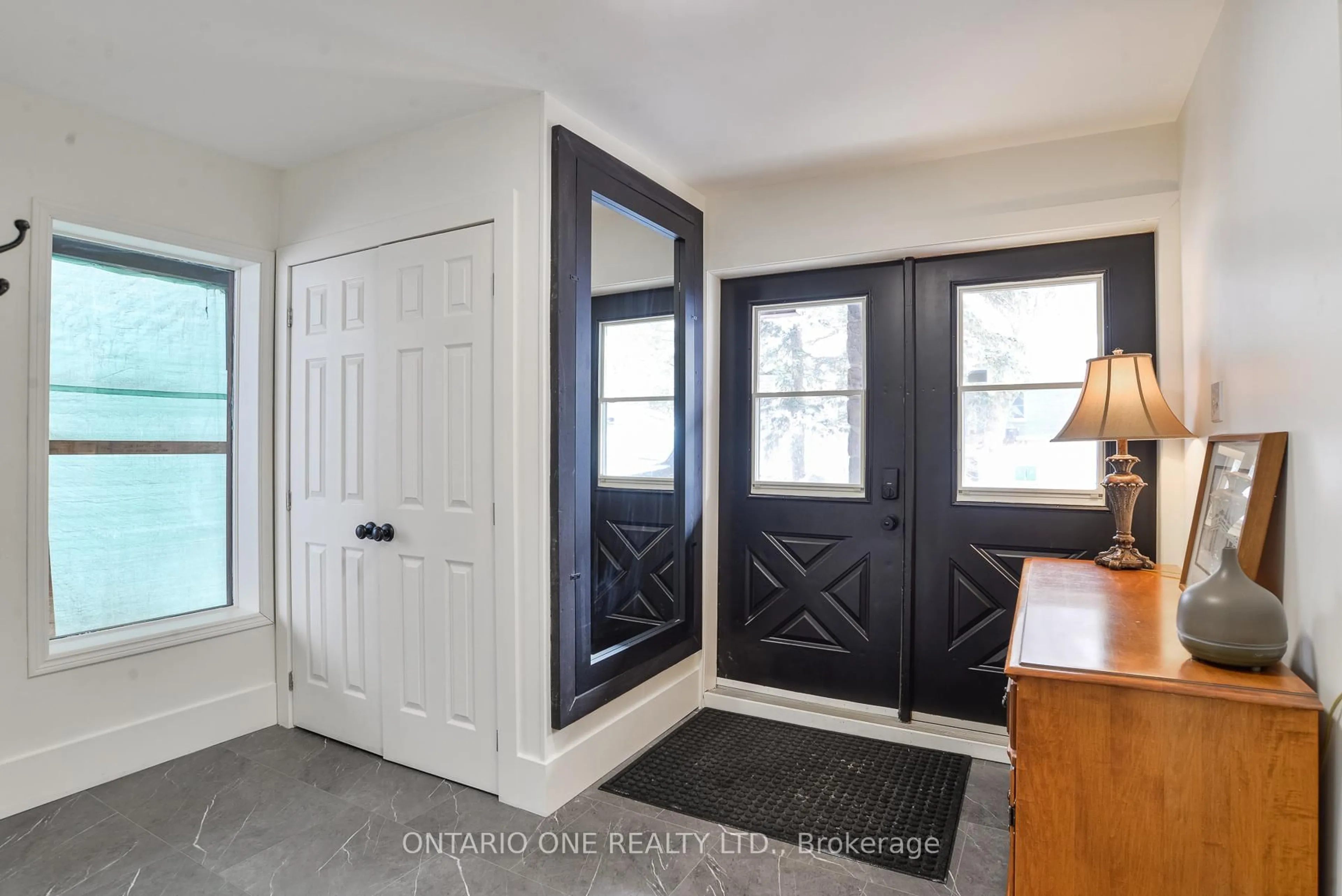 Indoor entryway for 811 BAY St, Gravenhurst Ontario P1P 1G7