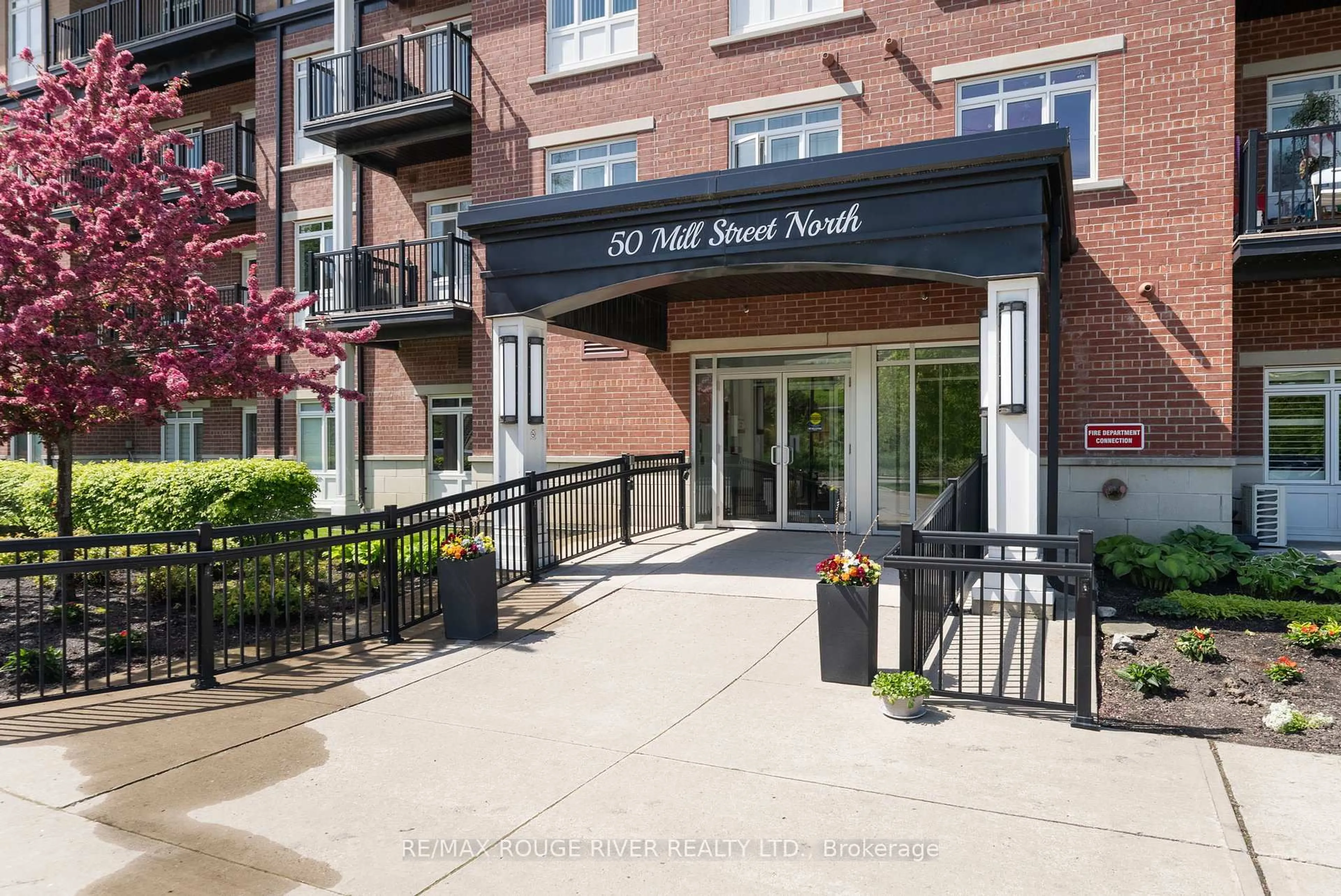 Indoor foyer for 50 Mill St #202, Port Hope Ontario L1A 2T2