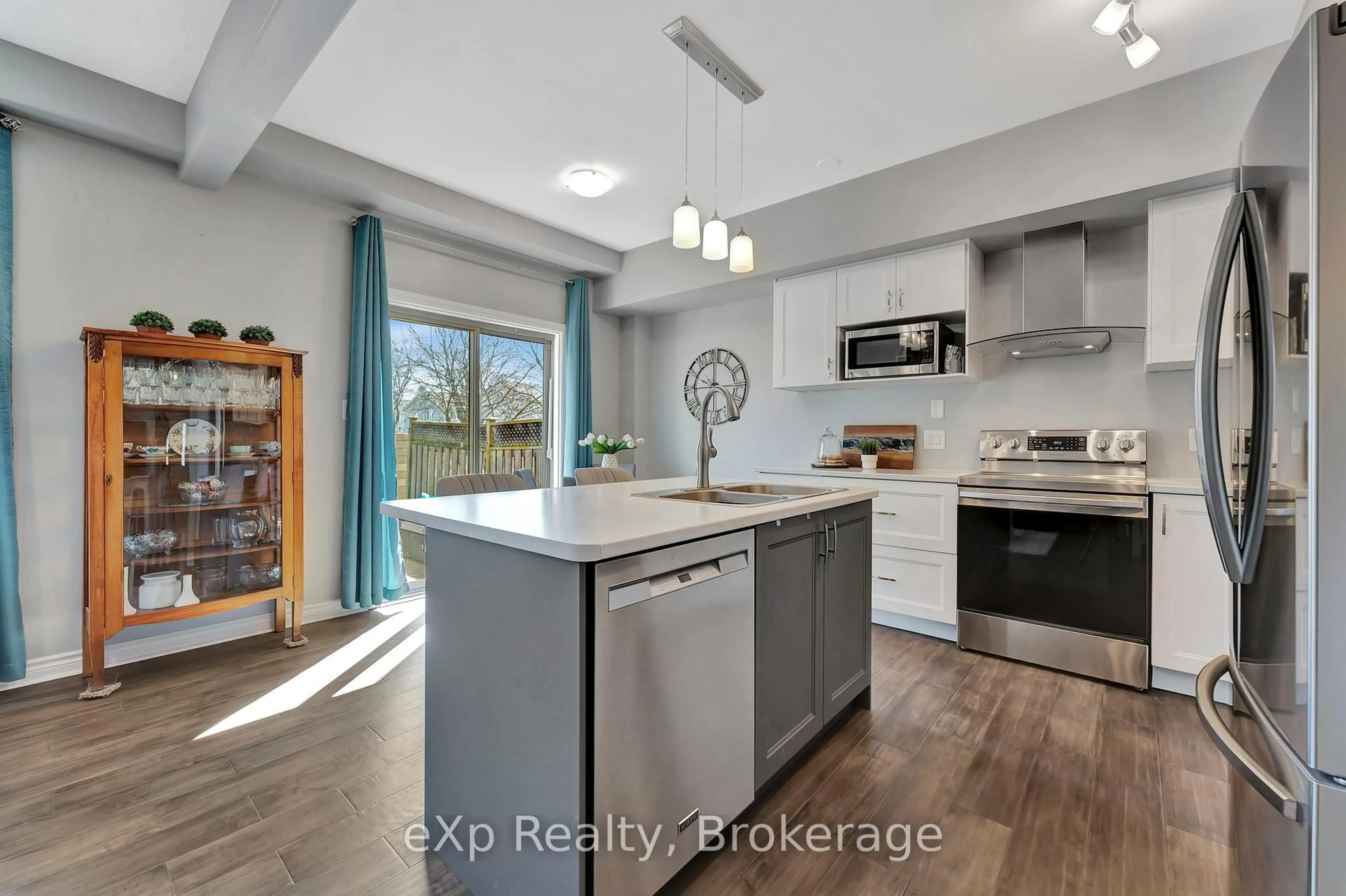 Open concept kitchen, ceramic/tile floor for 12 Brantwood Park Rd #D2, Brantford Ontario N3P 1G2