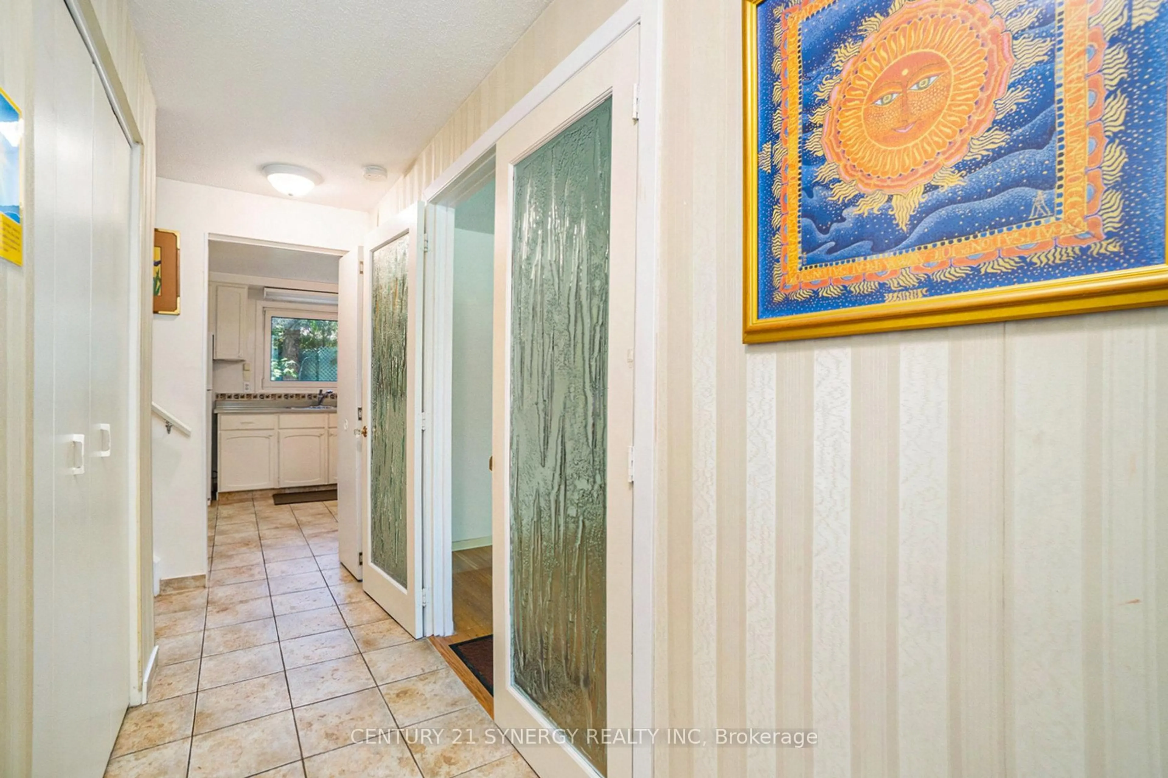Indoor foyer for 1408 Appleton Dr, Ottawa Ontario K1B 3X6