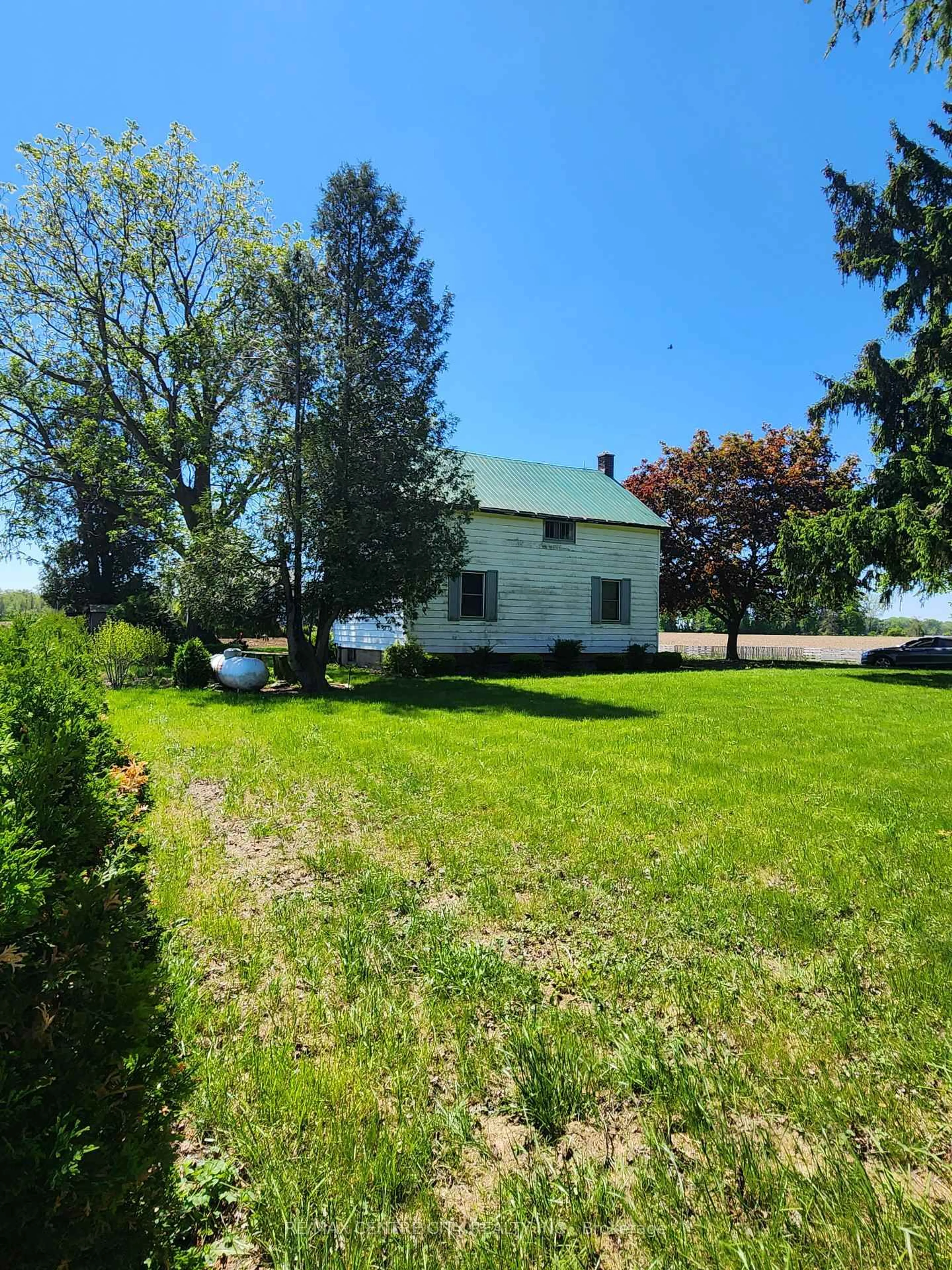A pic from outside/outdoor area/front of a property/back of a property/a pic from drone, unknown for 4587 Parkhouse Dr, Southwest Middlesex Ontario N0L 1M0