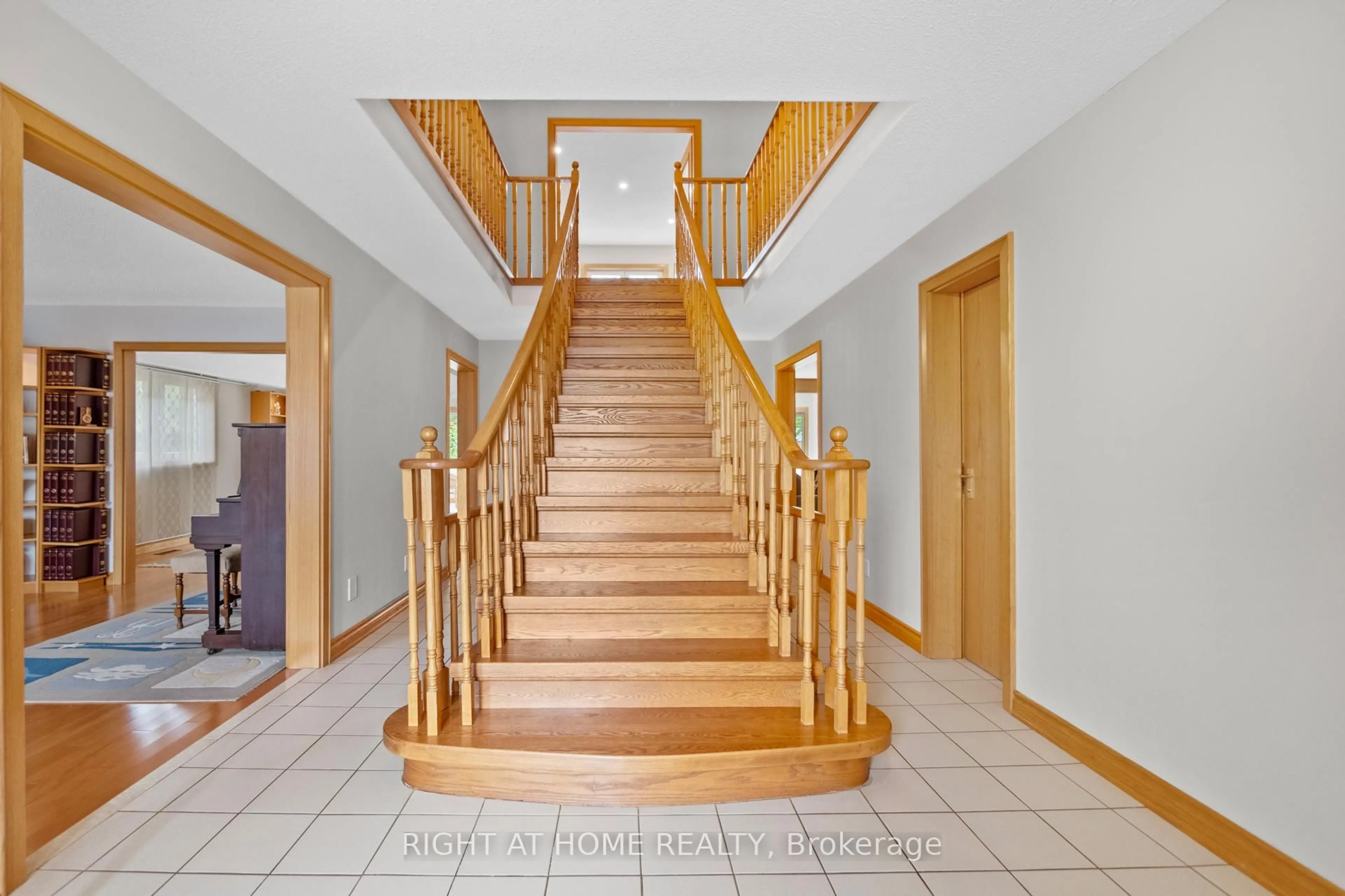 Indoor foyer for 59 Hilborn Ave, Cambridge Ontario N1T 1M8