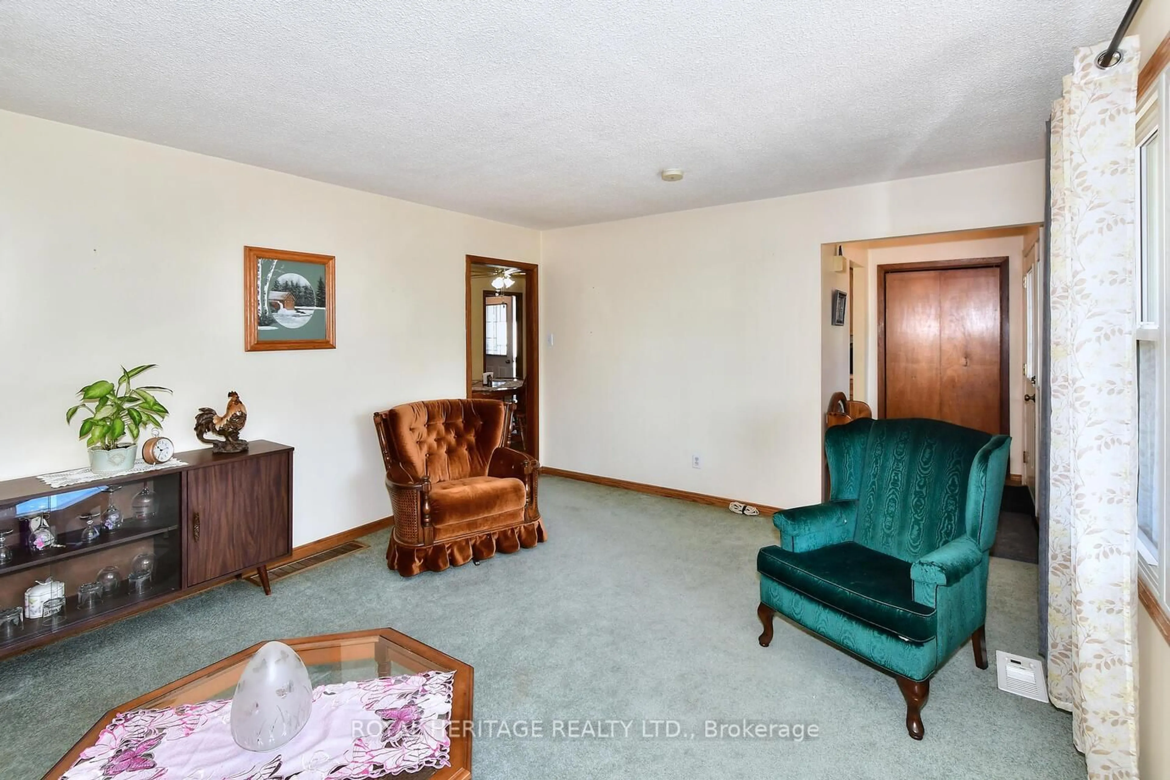 Living room with furniture, carpet floor for 1147 Chemong Rd, Peterborough North Ontario K9J 6X2