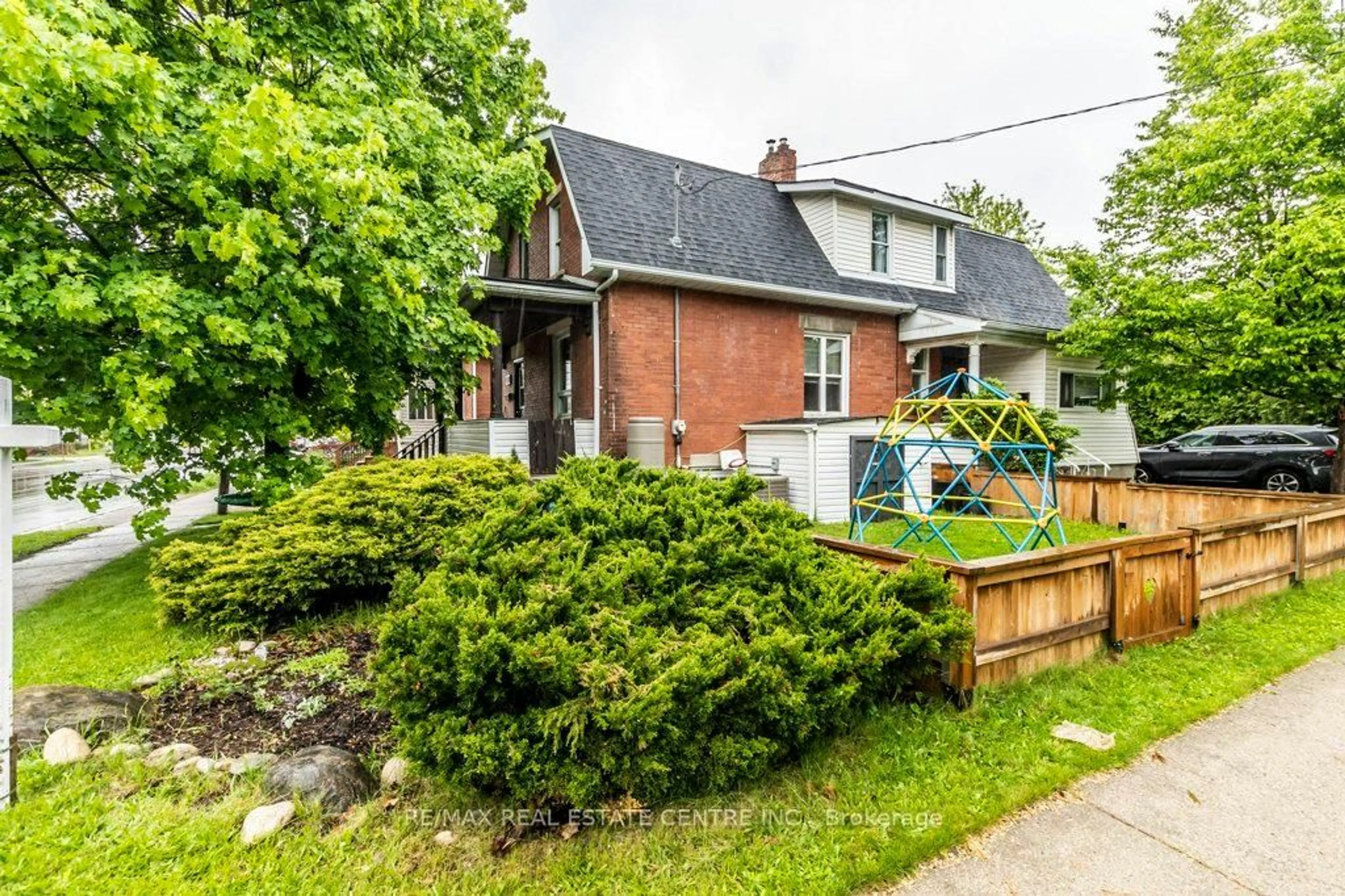 Patio, street for 599 Woolwich St, Guelph Ontario N1H 3Y6