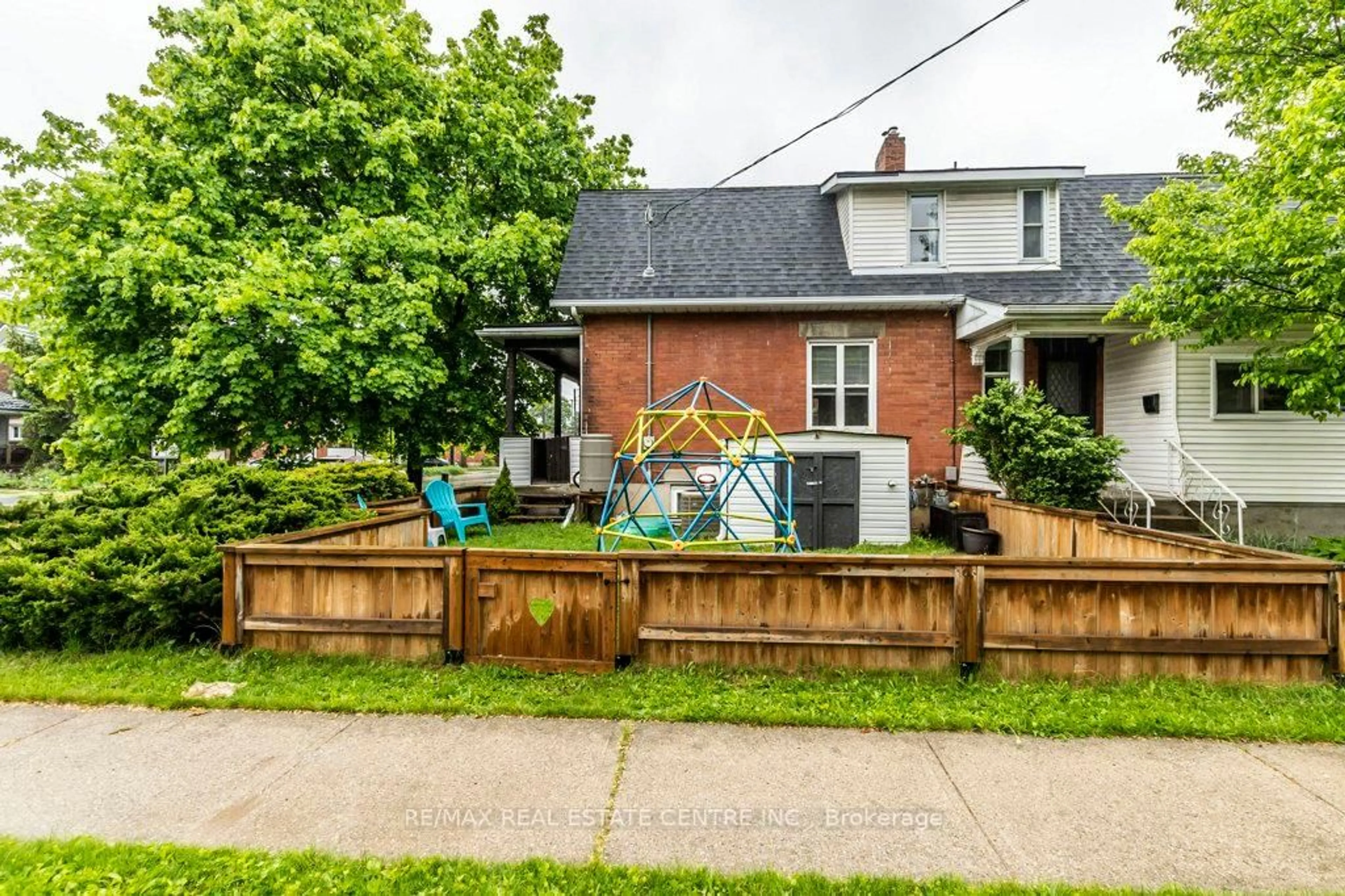 Patio, street for 599 Woolwich St, Guelph Ontario N1H 3Y6
