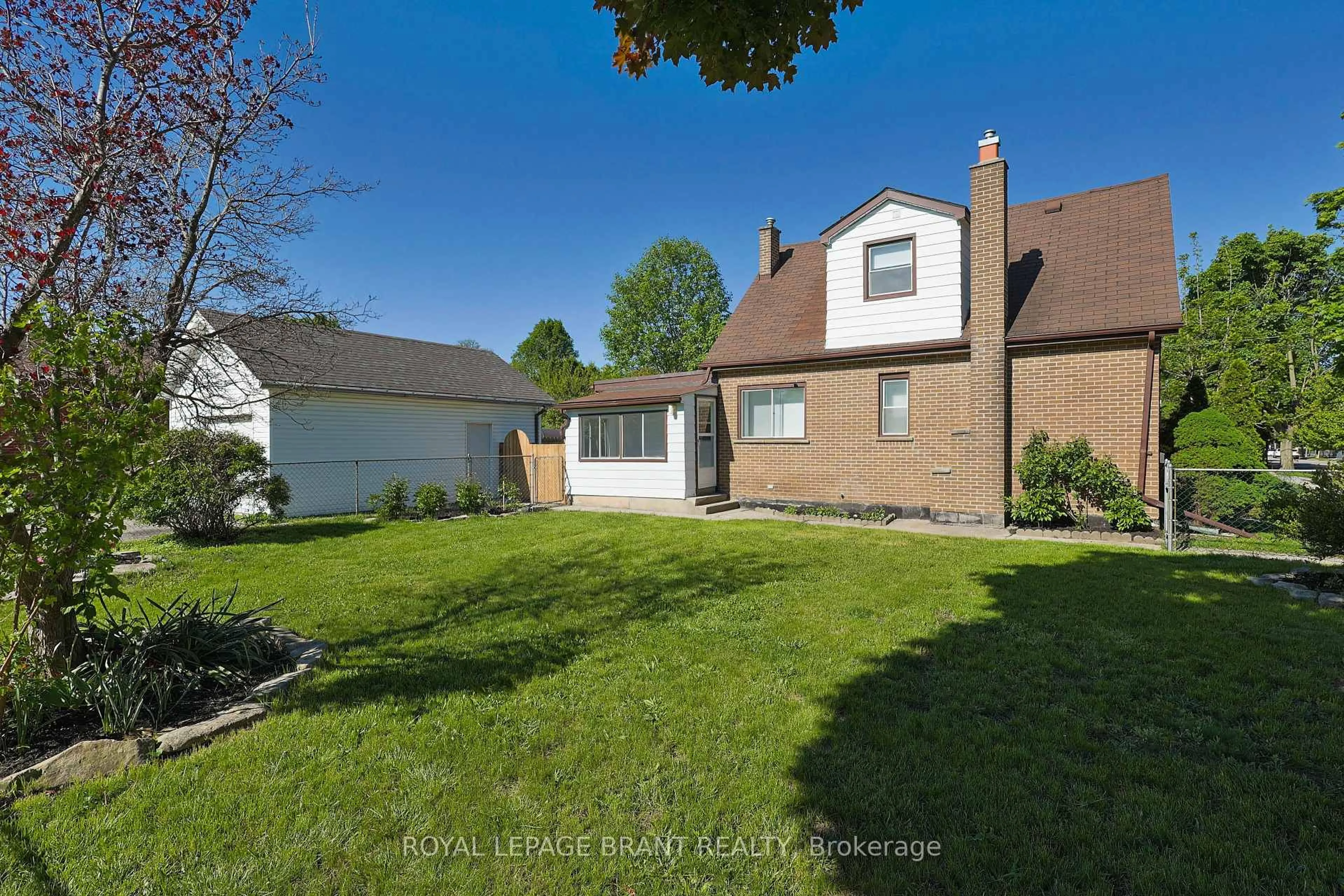 A pic from outside/outdoor area/front of a property/back of a property/a pic from drone, street for 311 Sheridan St, Brantford Ontario N3S 4R5