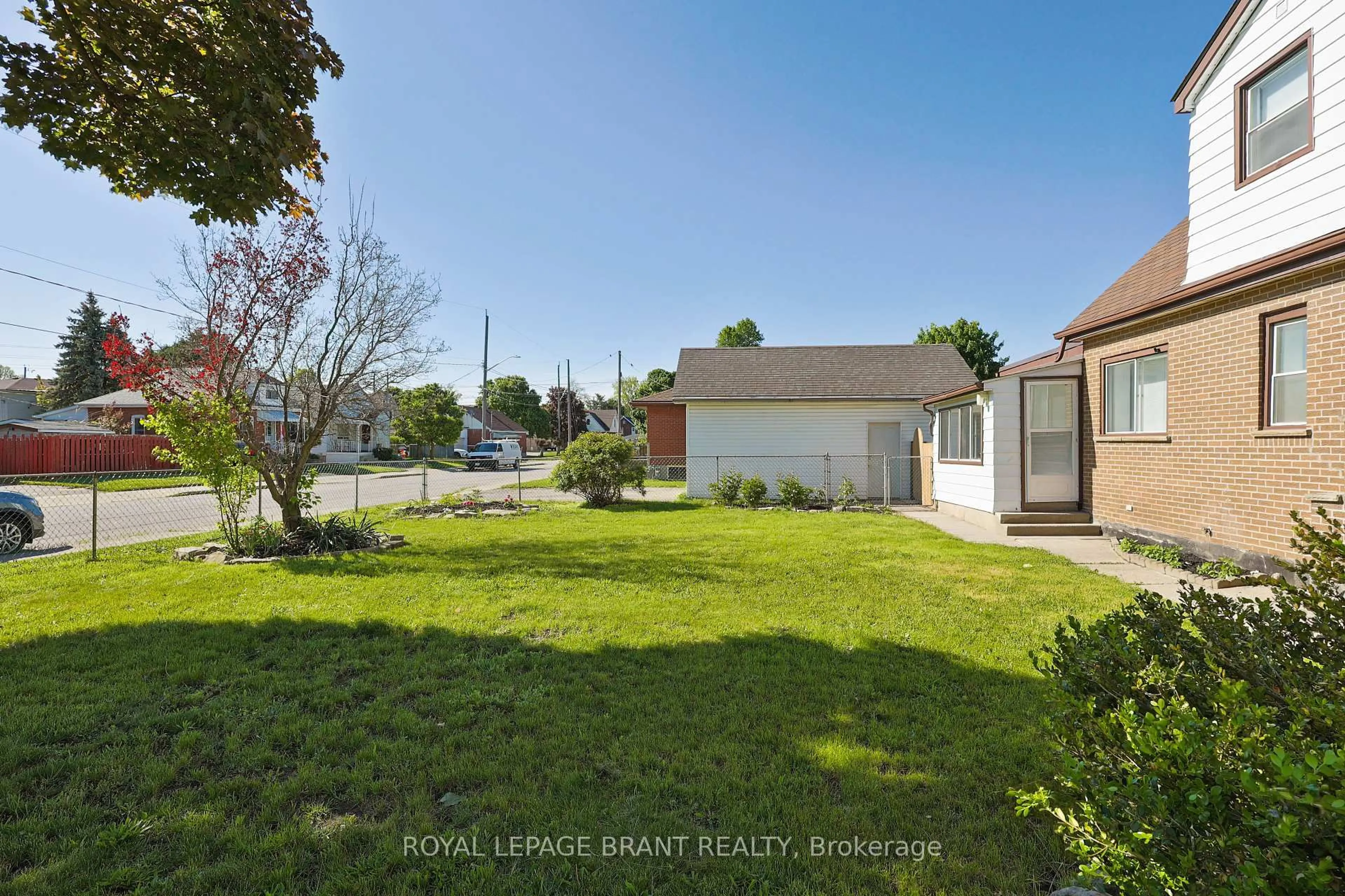 A pic from outside/outdoor area/front of a property/back of a property/a pic from drone, street for 311 Sheridan St, Brantford Ontario N3S 4R5