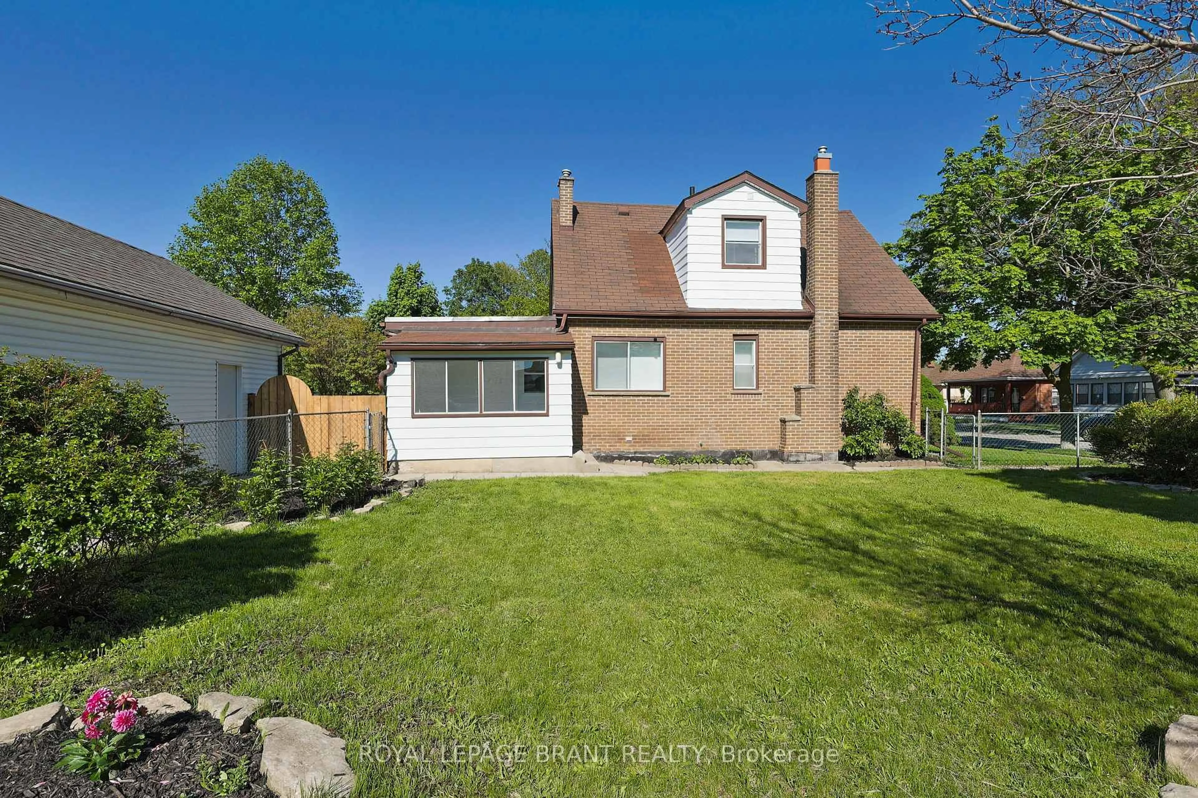 A pic from outside/outdoor area/front of a property/back of a property/a pic from drone, street for 311 Sheridan St, Brantford Ontario N3S 4R5