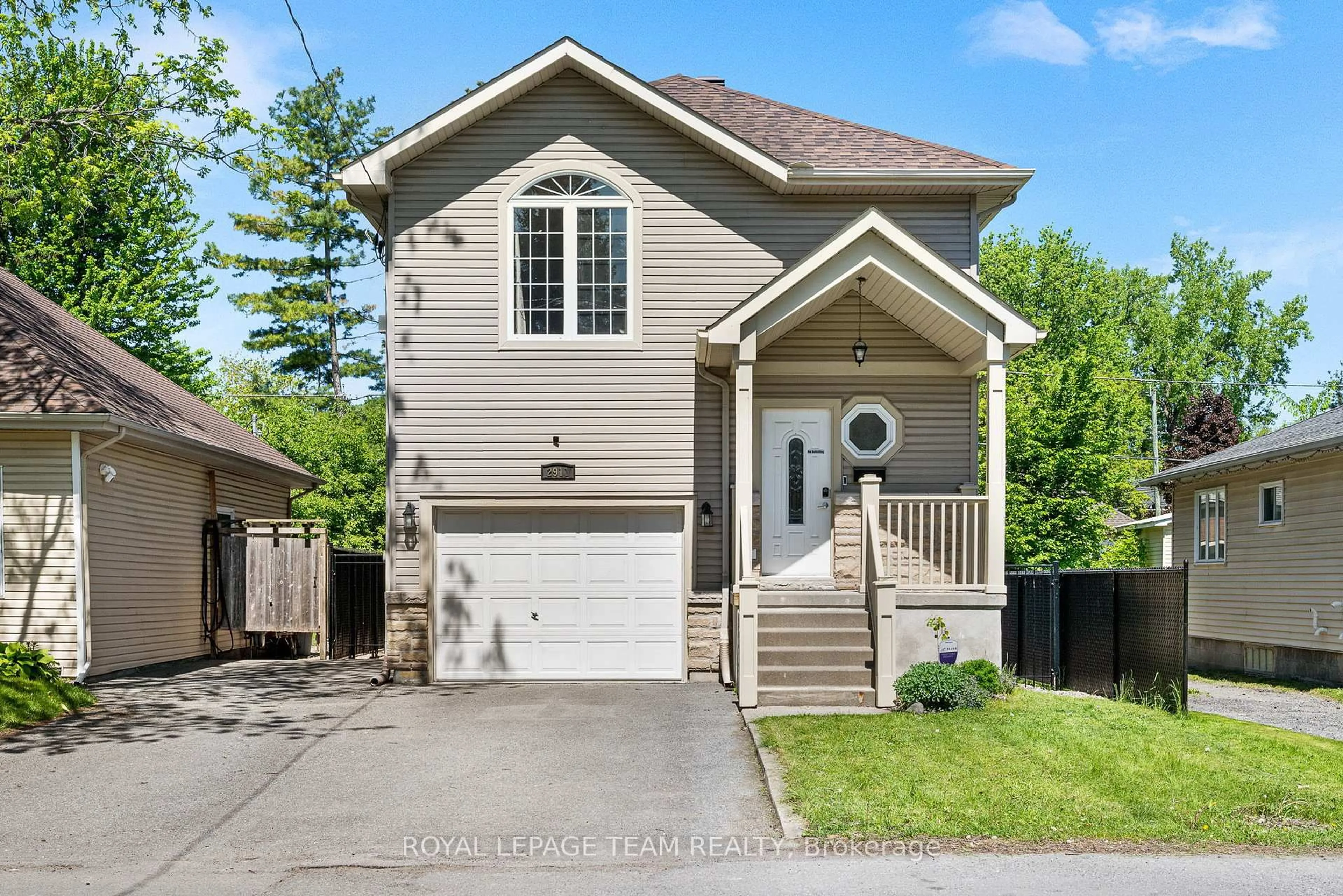 Home with vinyl exterior material, street for 2911 Ahearn Ave, Ottawa Ontario K2B 7A1