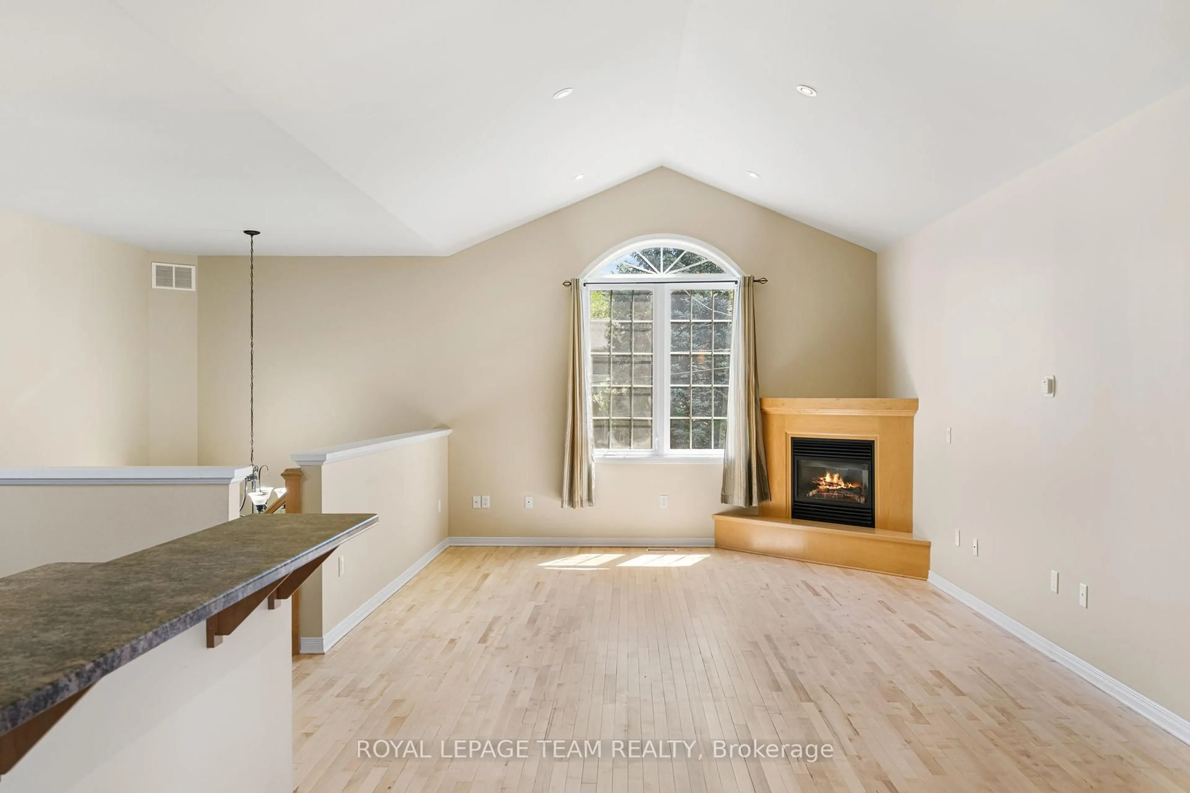 Unknown for 2911 Ahearn Ave, Ottawa Ontario K2B 7A1