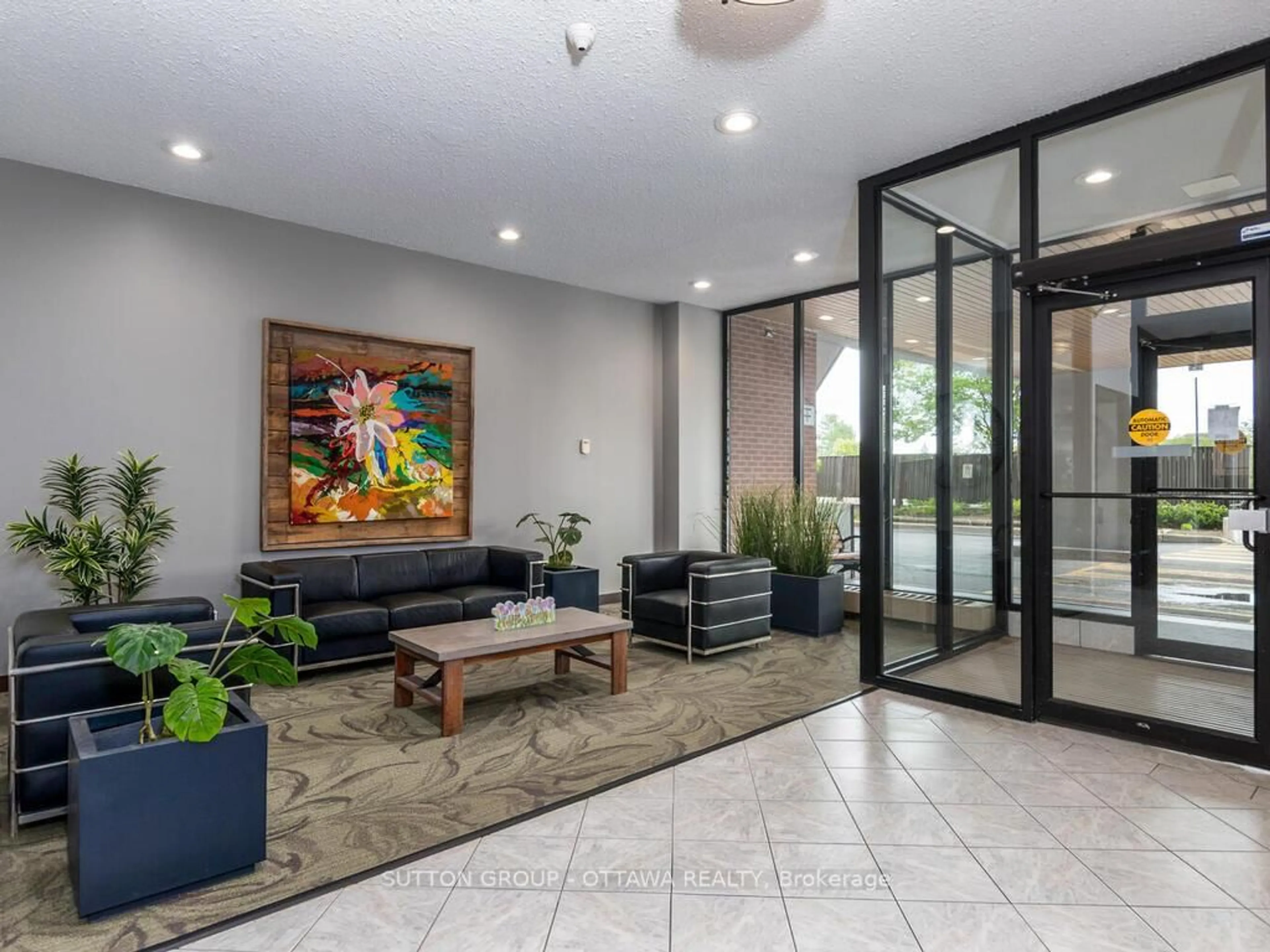 Indoor foyer for 2951 Riverside Dr #203, Ottawa Ontario K1V 8W6