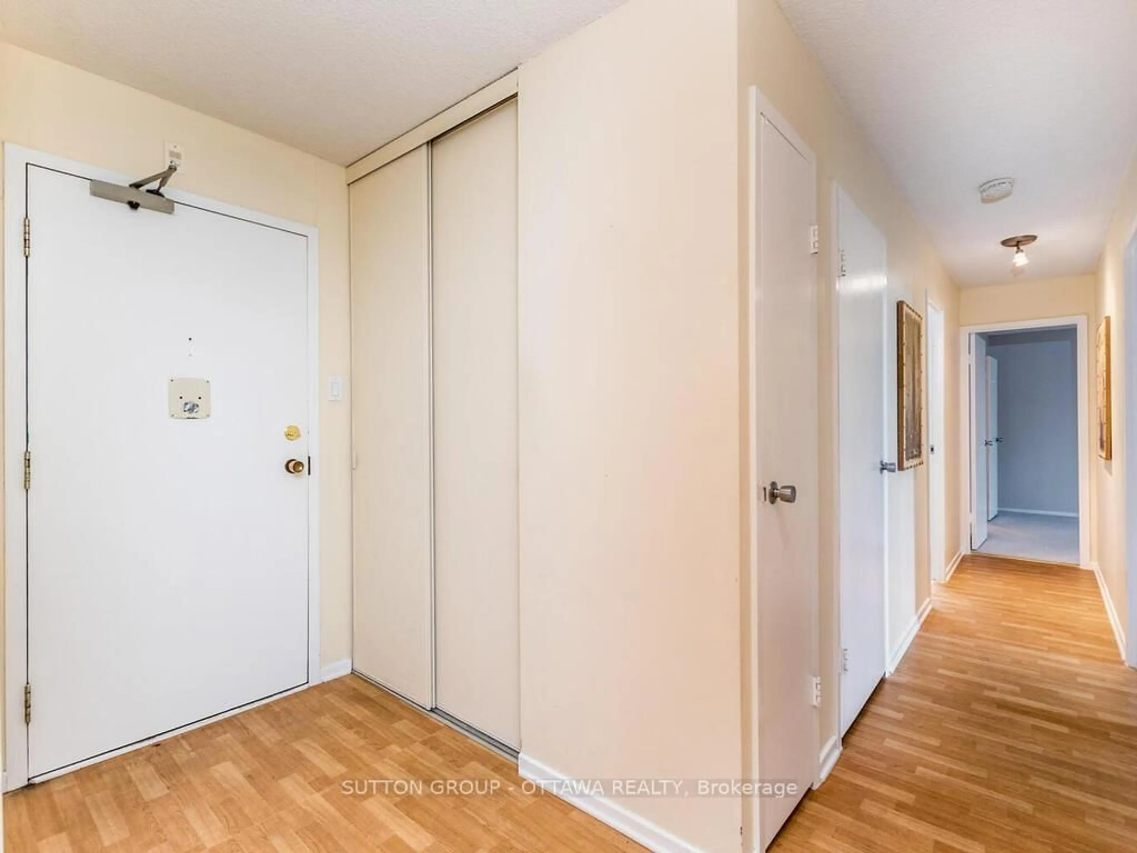 Indoor entryway for 2951 Riverside Dr #203, Ottawa Ontario K1V 8W6