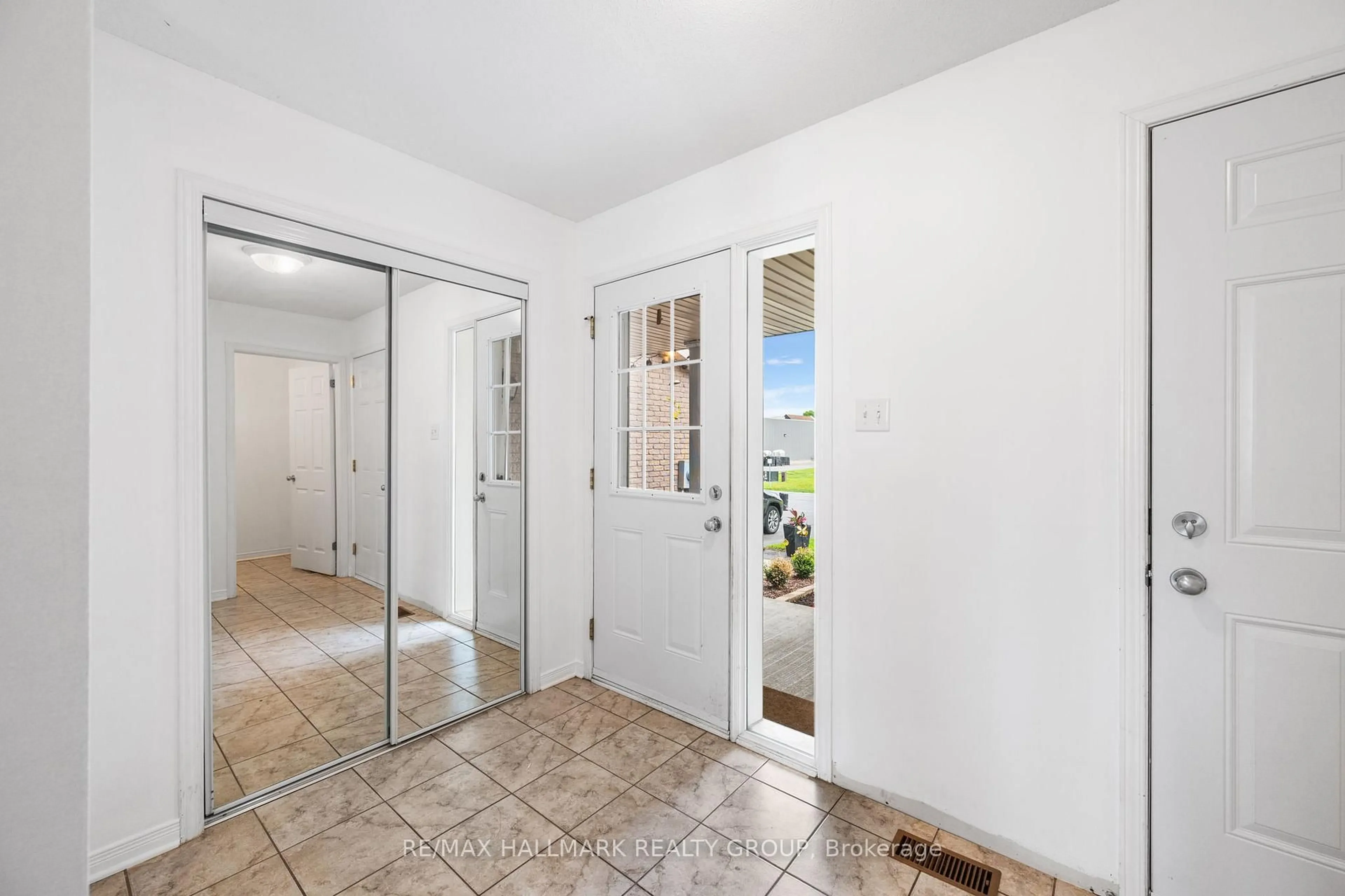 Indoor entryway for 2681 Raymond St, Clarence-Rockland Ontario K4K 0B6