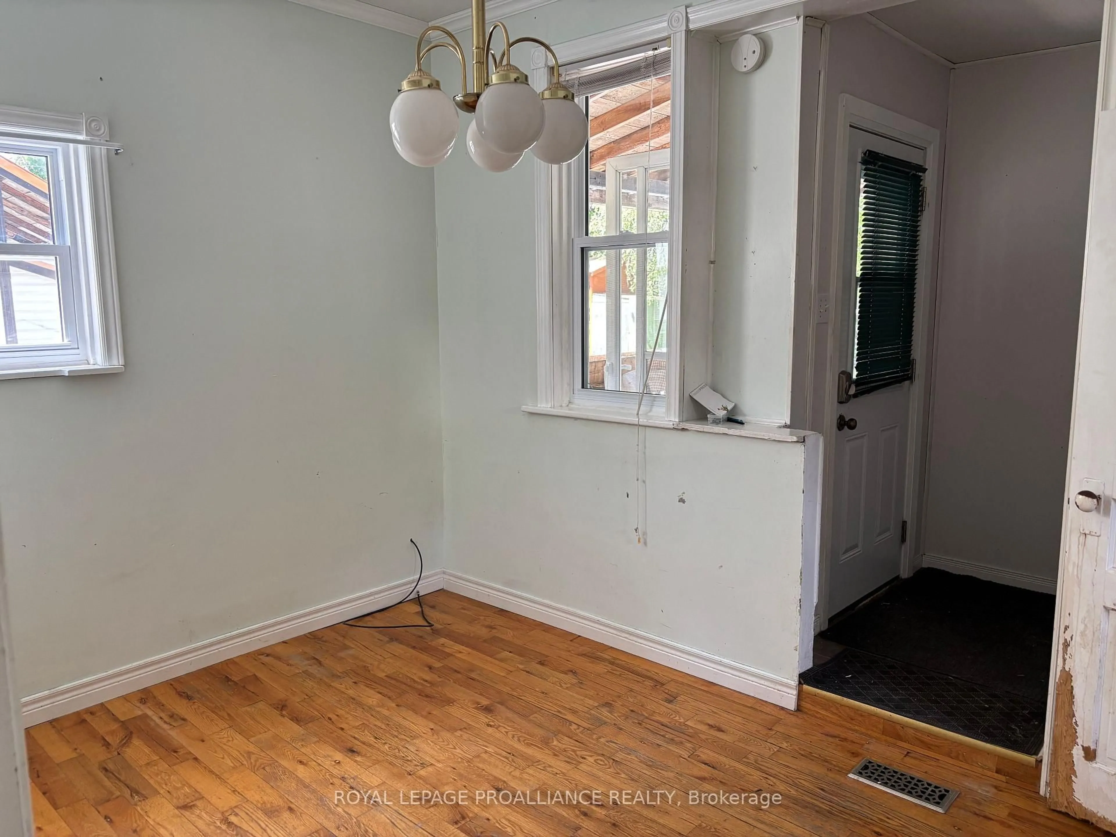 A pic of a room for 589 Aylmer St, Peterborough Central Ontario K9H 3W8