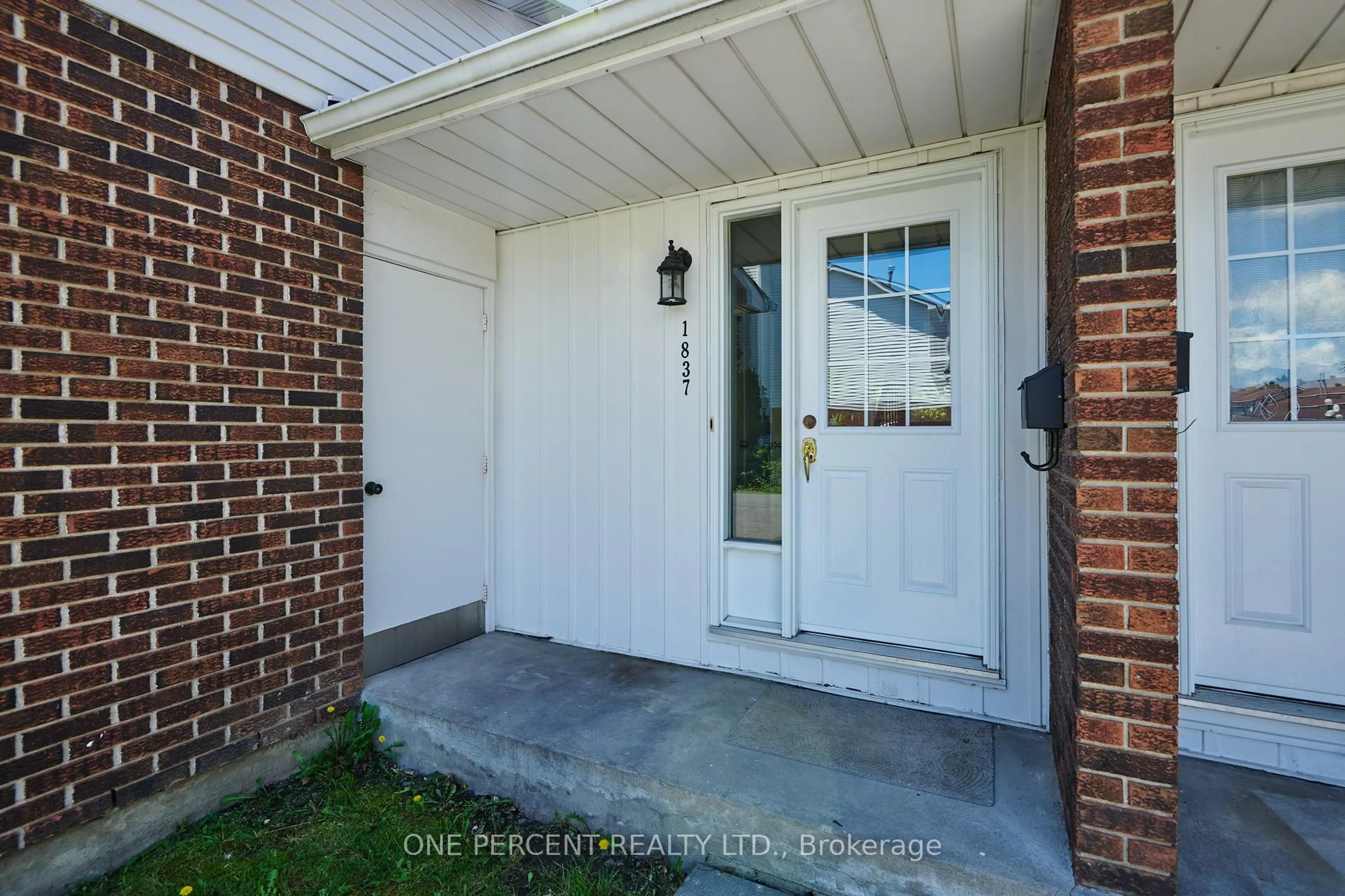 Indoor entryway for 1837 Axminster Crt #61, Ottawa Ontario K1C 1Z5