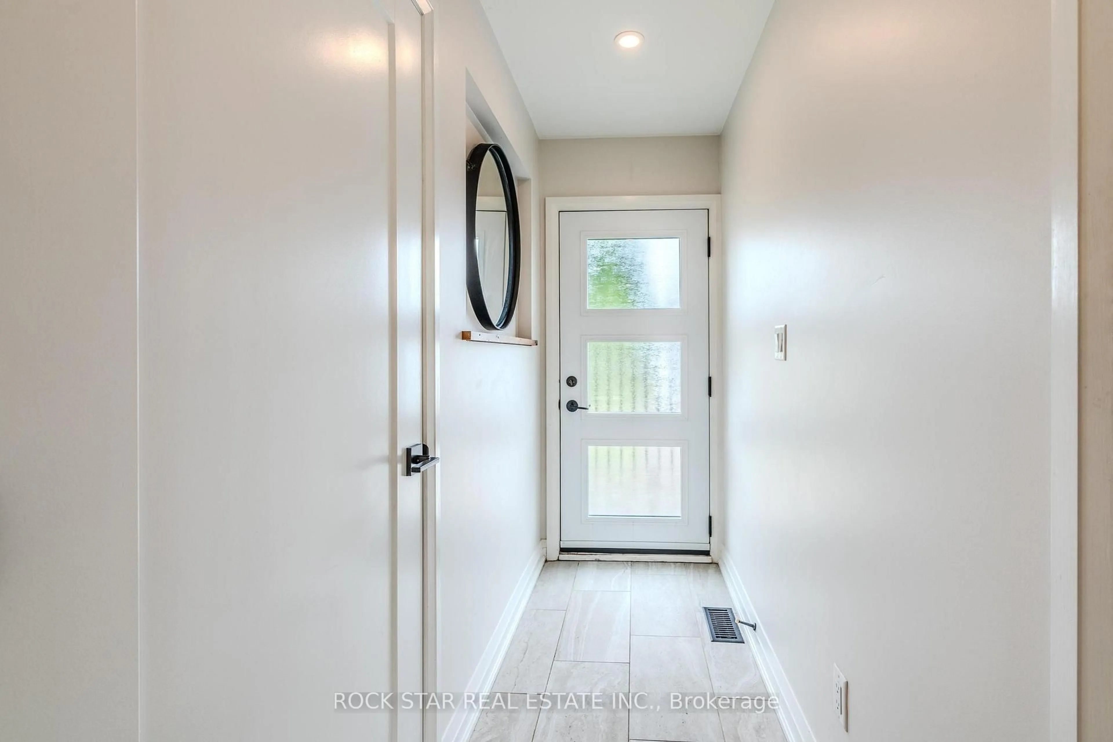 Indoor entryway for 14 Cheryl Ave, Hamilton Ontario L8V 1X9